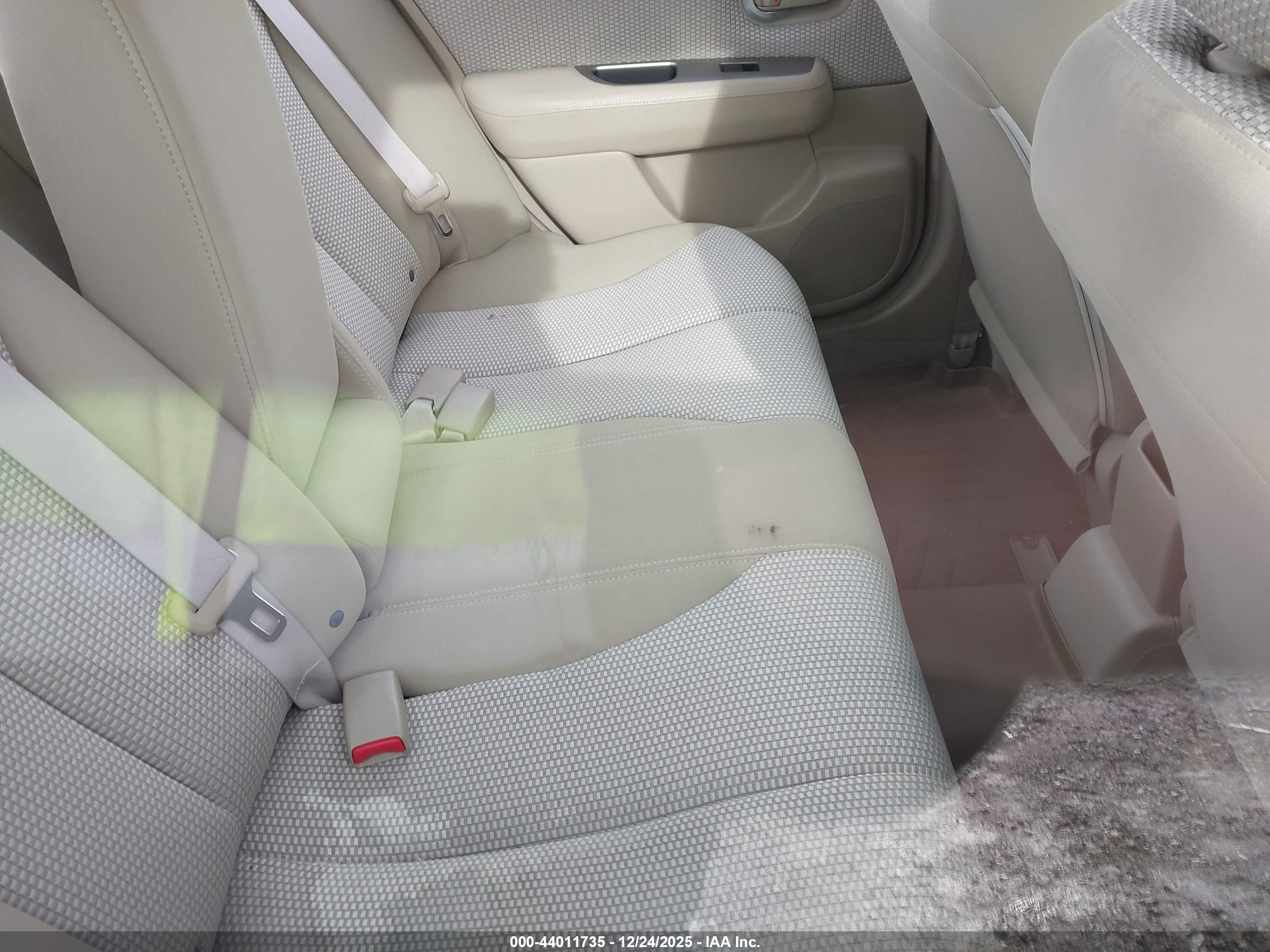 NISSAN VERSA image 8