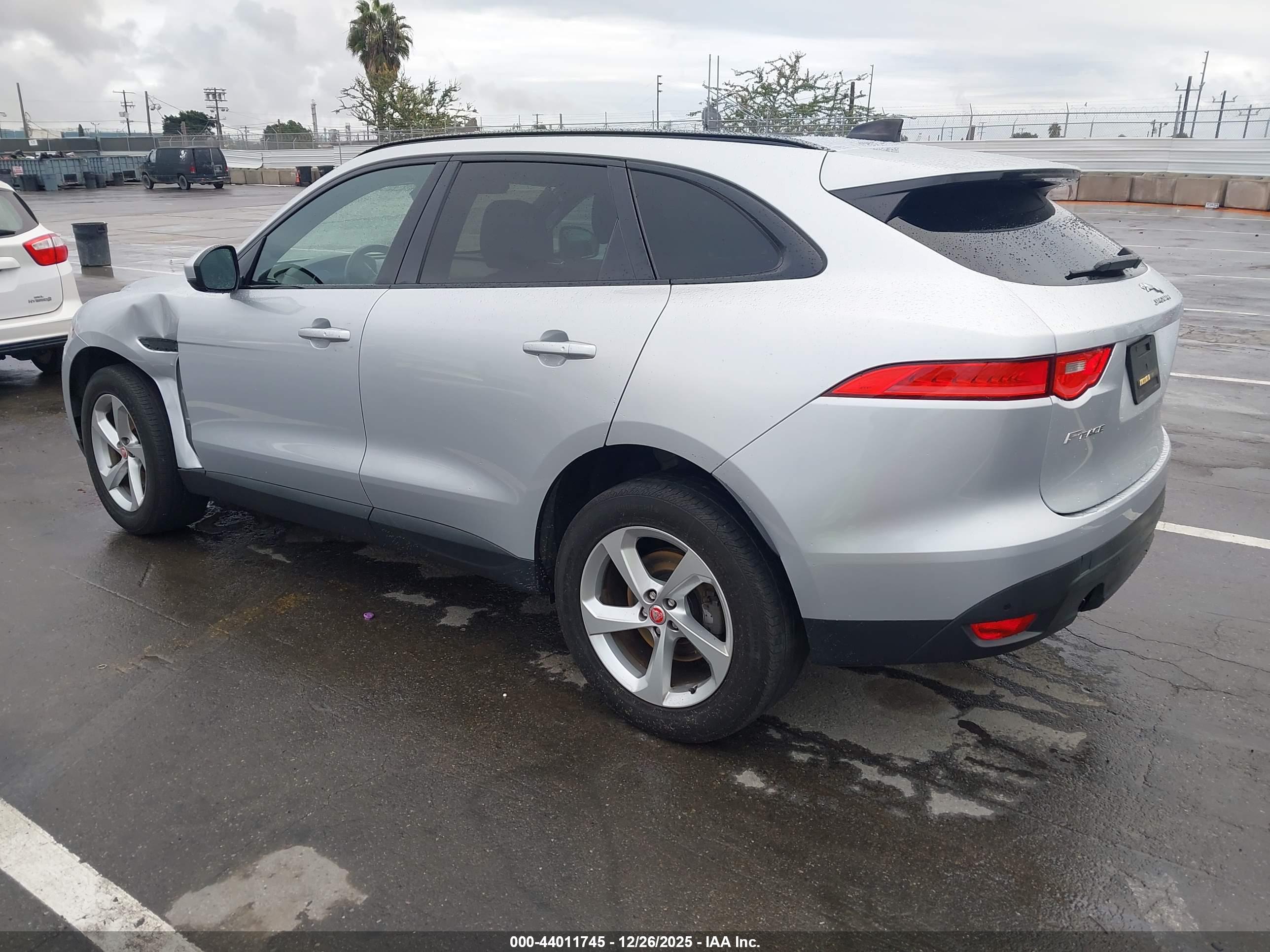 JAGUAR F-PACE image 3