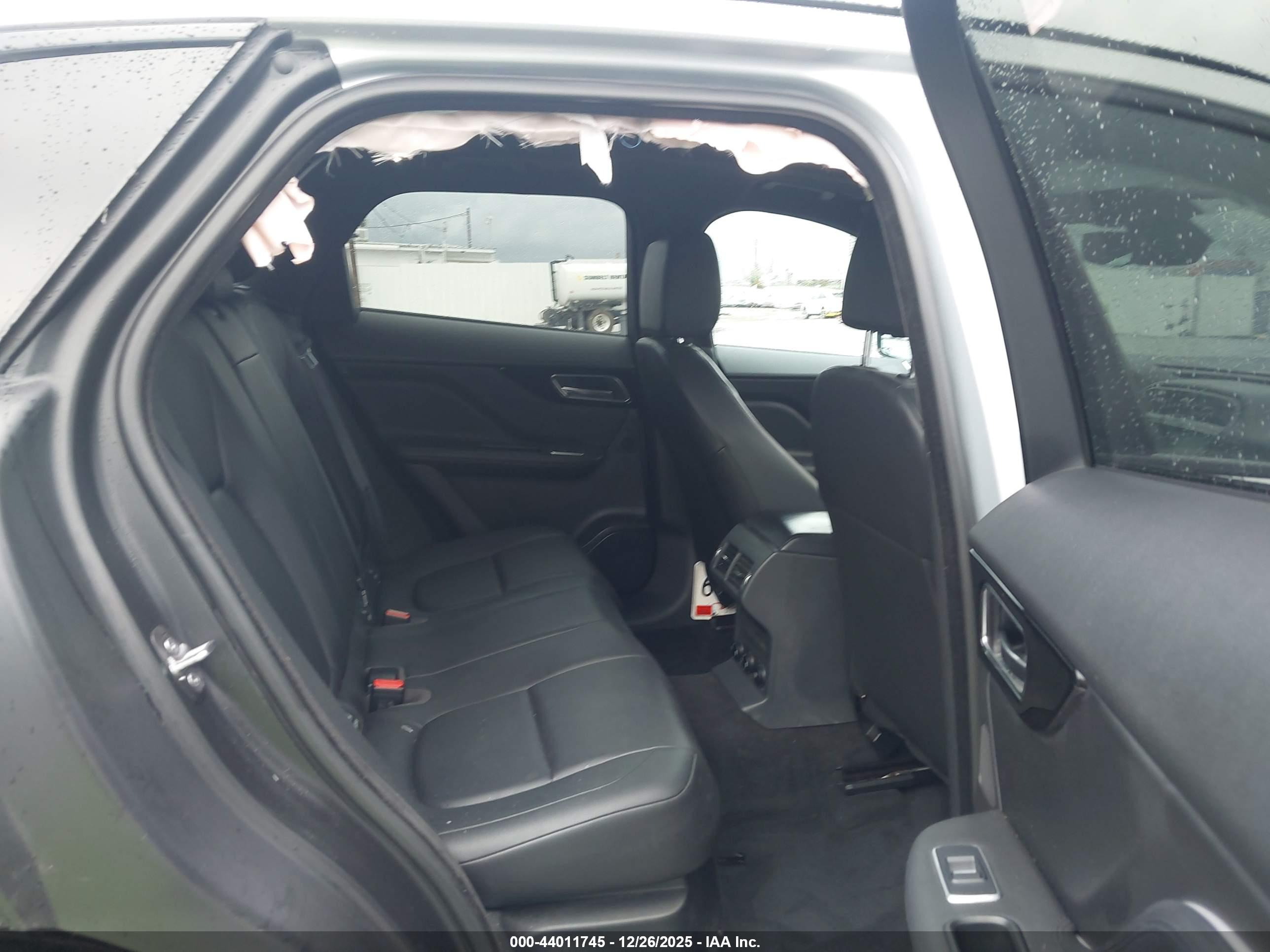 JAGUAR F-PACE image 8