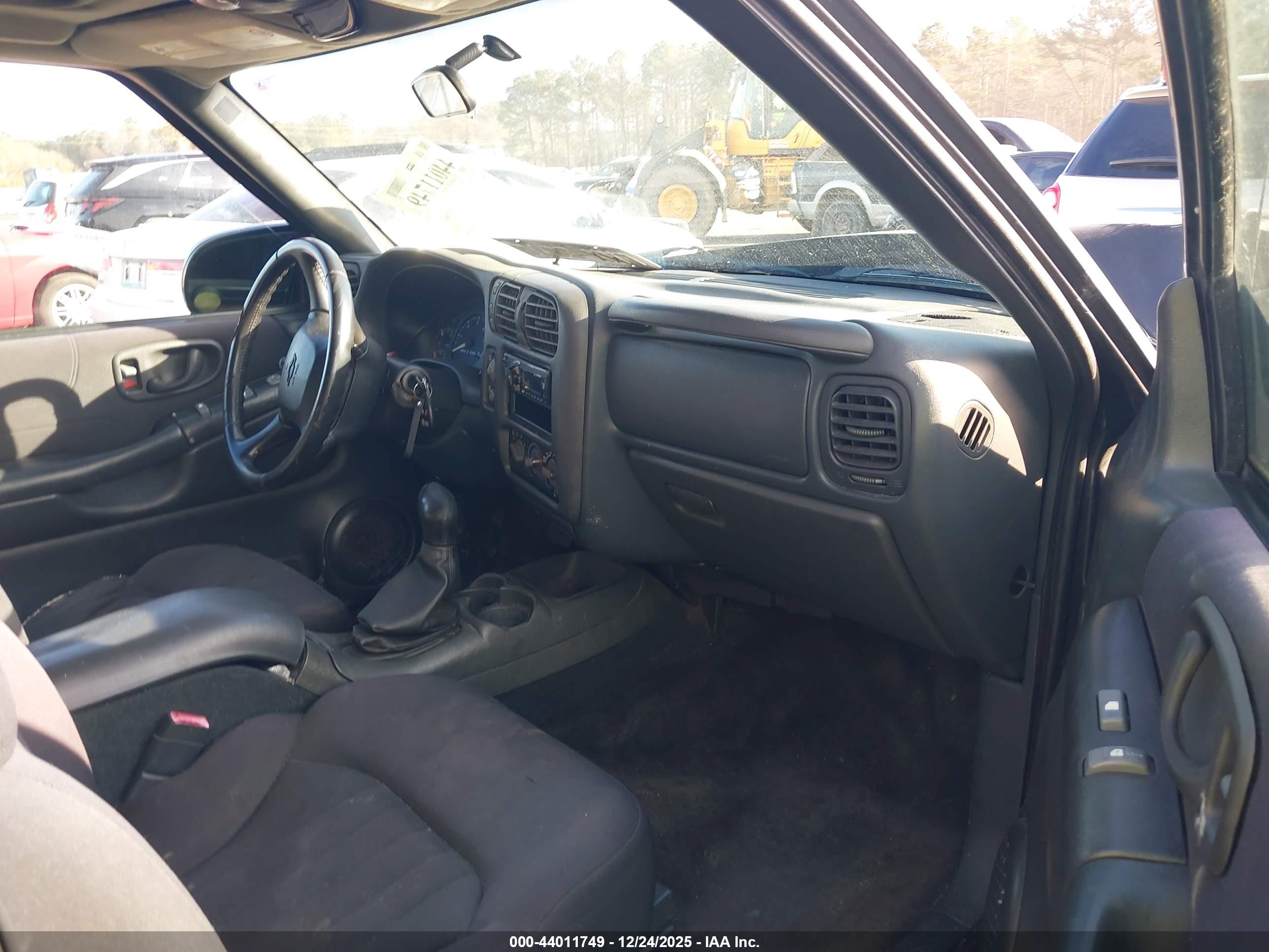 CHEVROLET BLAZER image 5