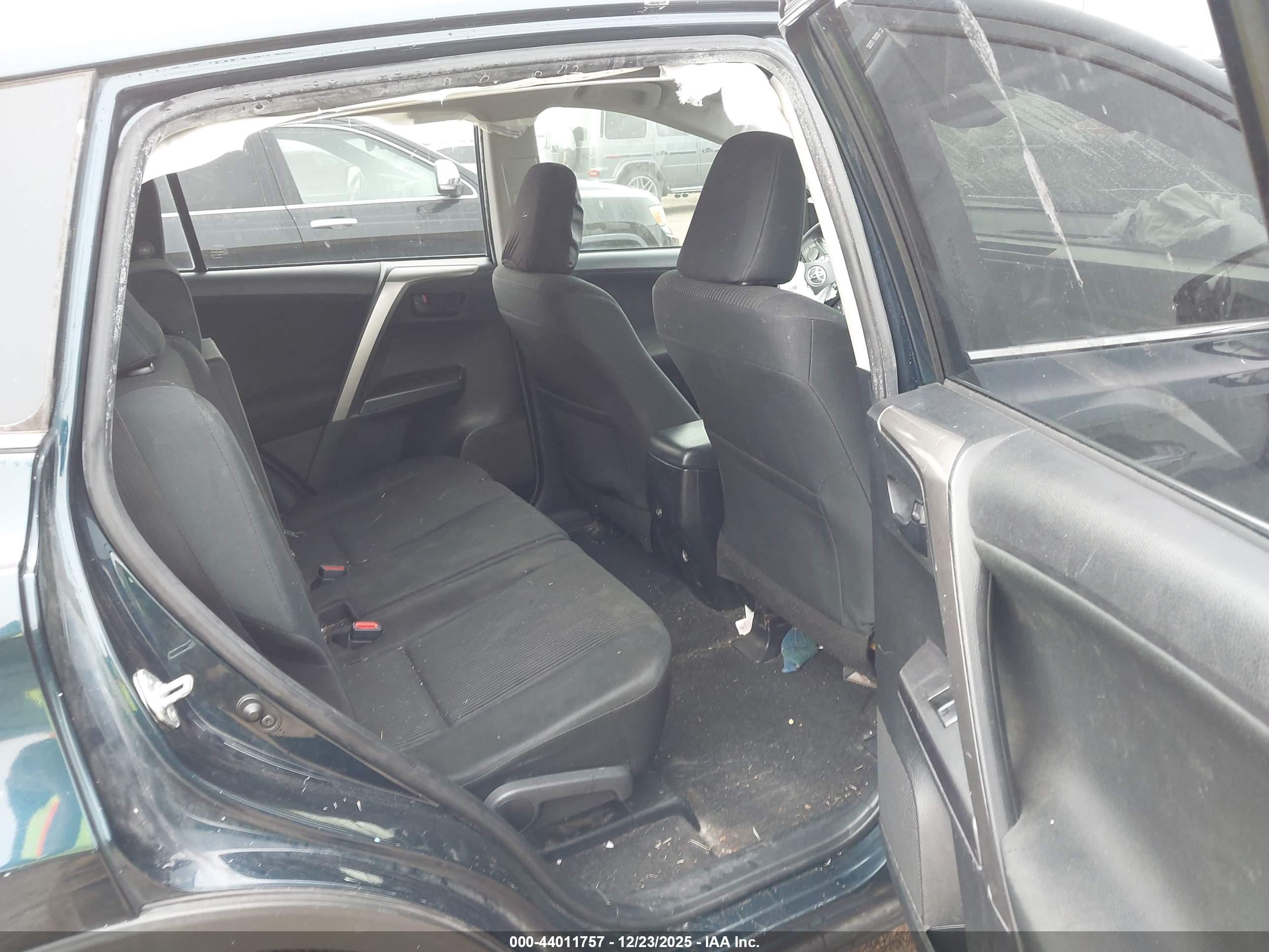 TOYOTA RAV4 image 8