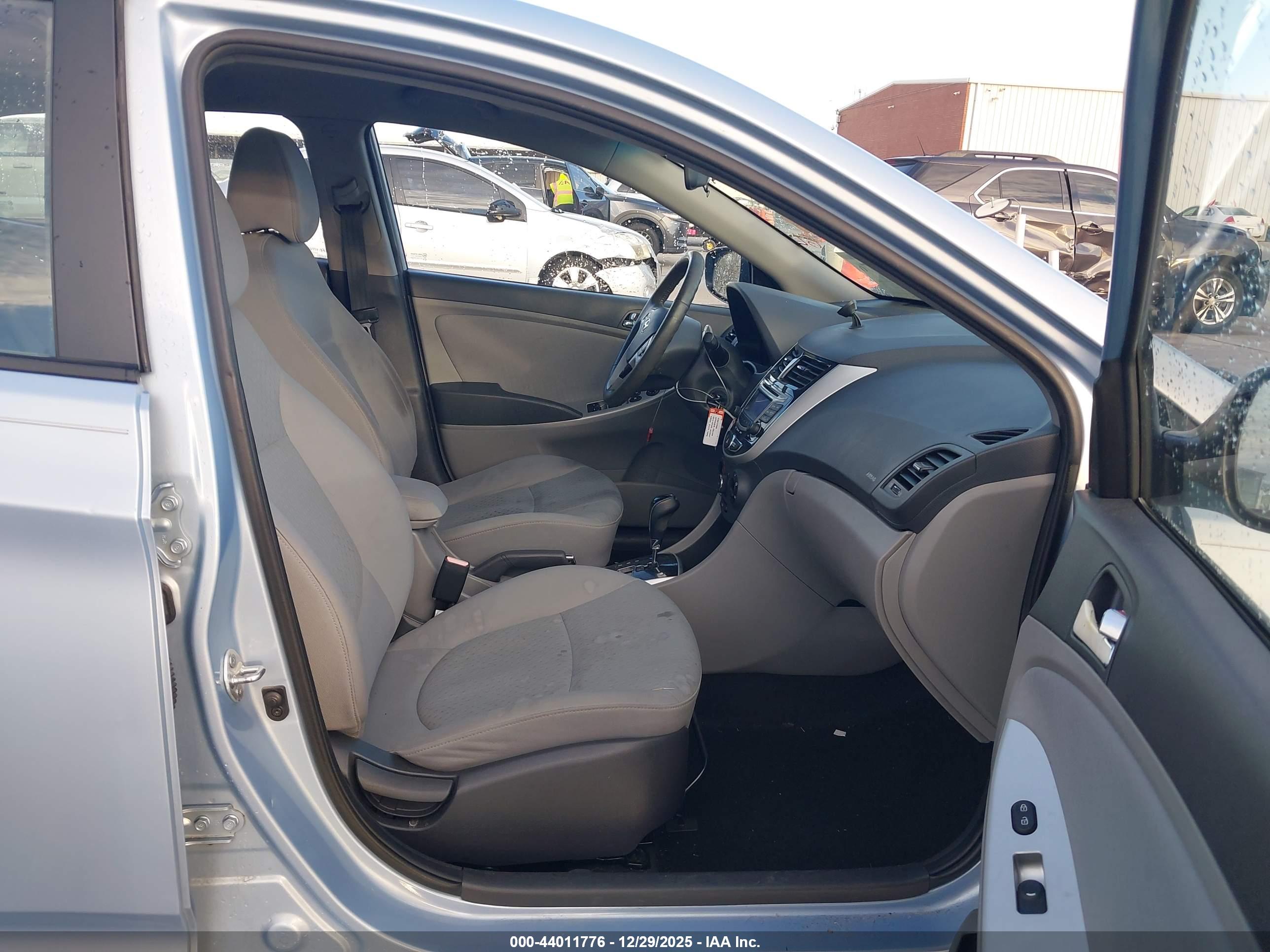 HYUNDAI ACCENT image 5