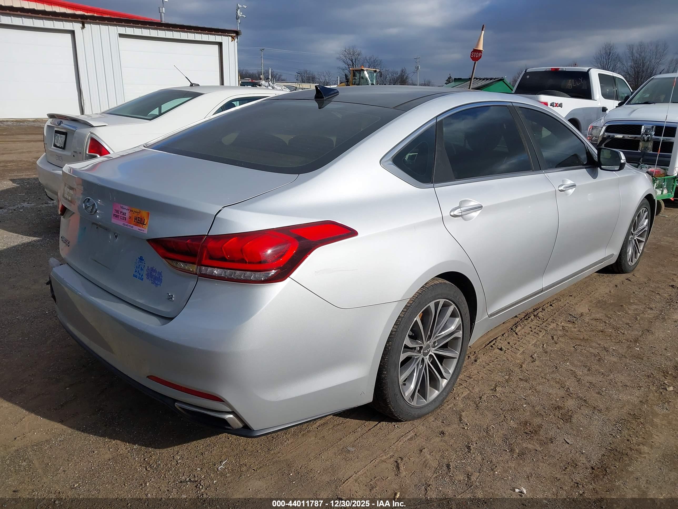 HYUNDAI GENESIS image 4