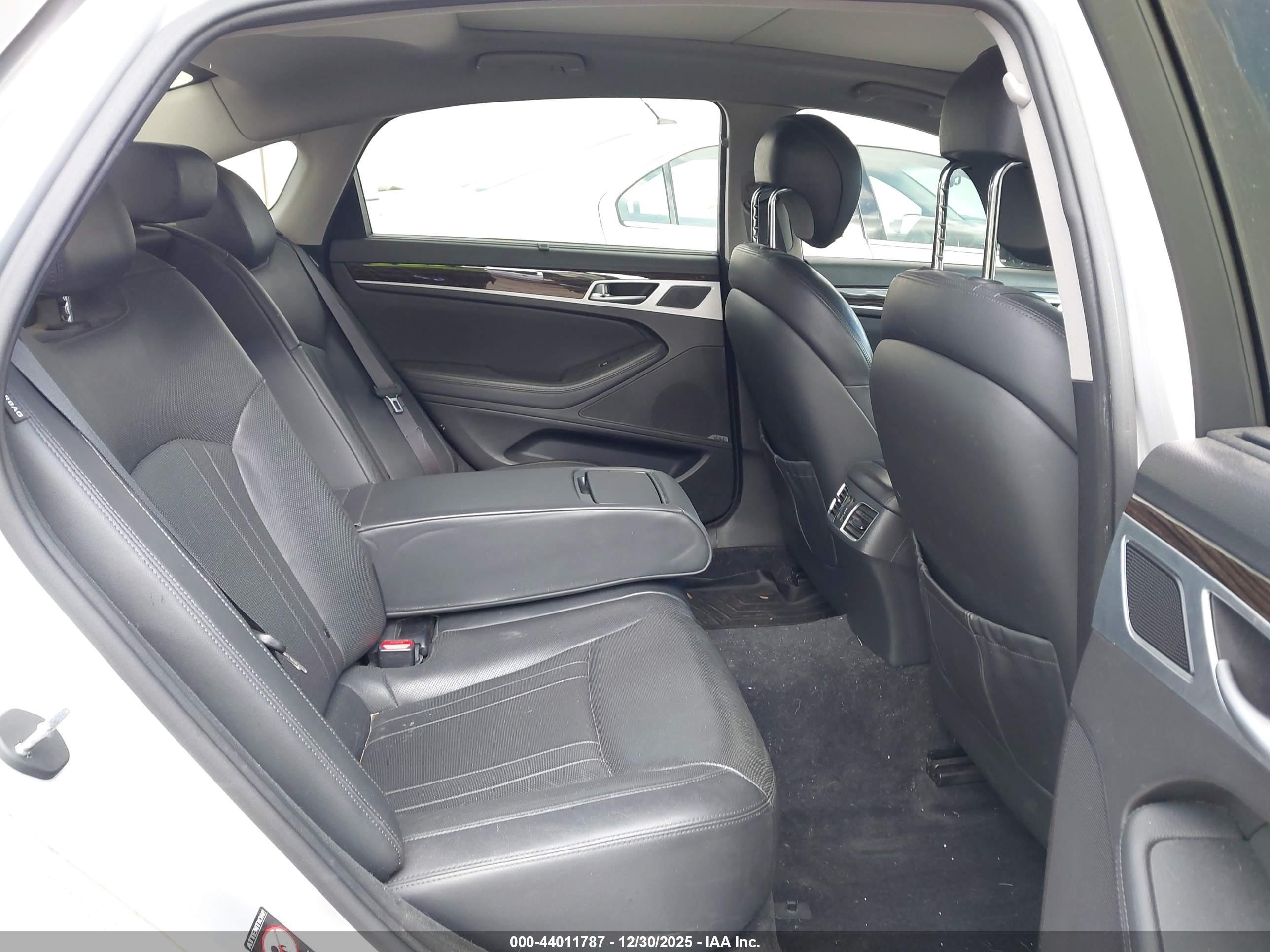 HYUNDAI GENESIS image 8