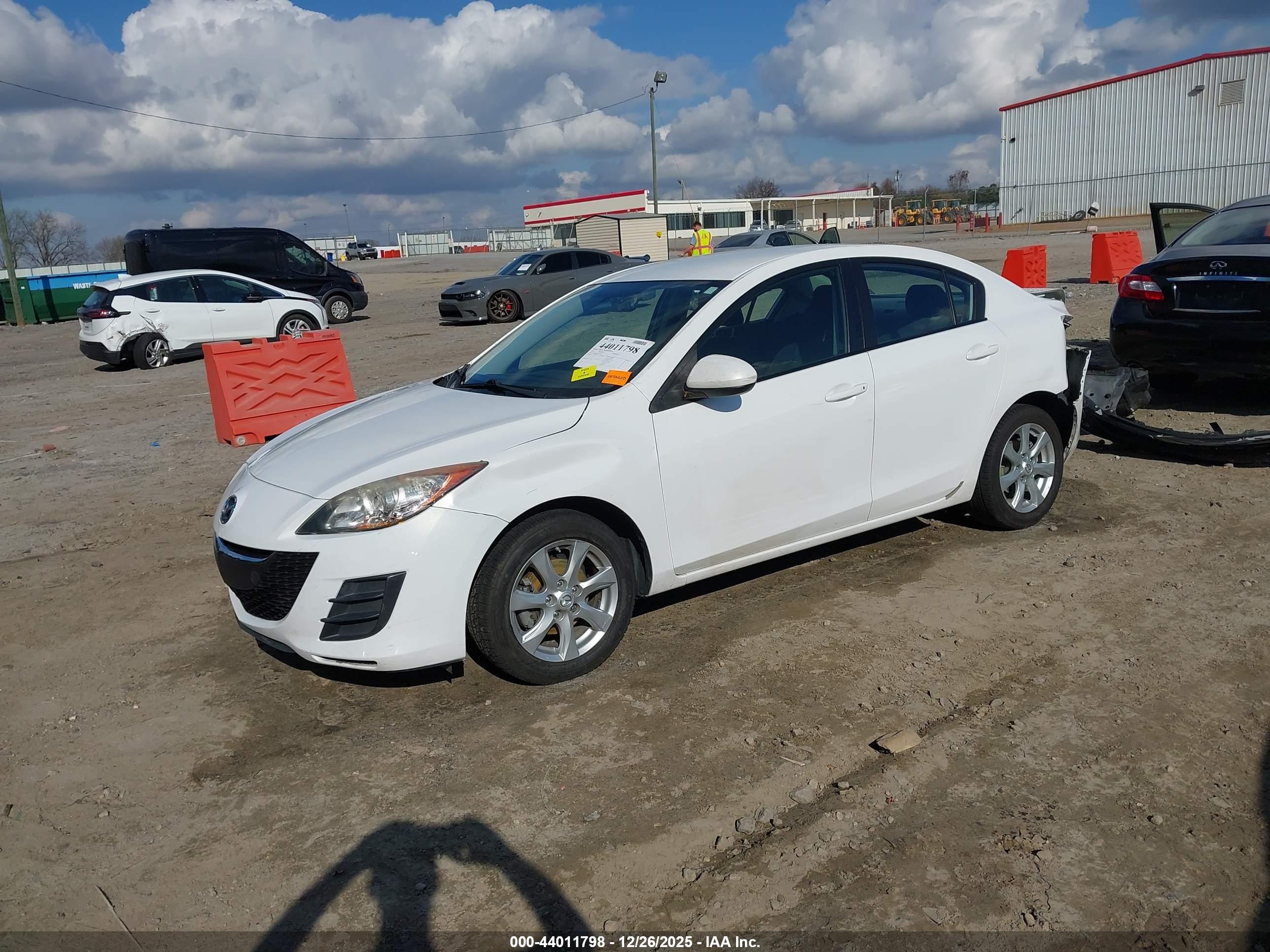 MAZDA MAZDA3 image 2