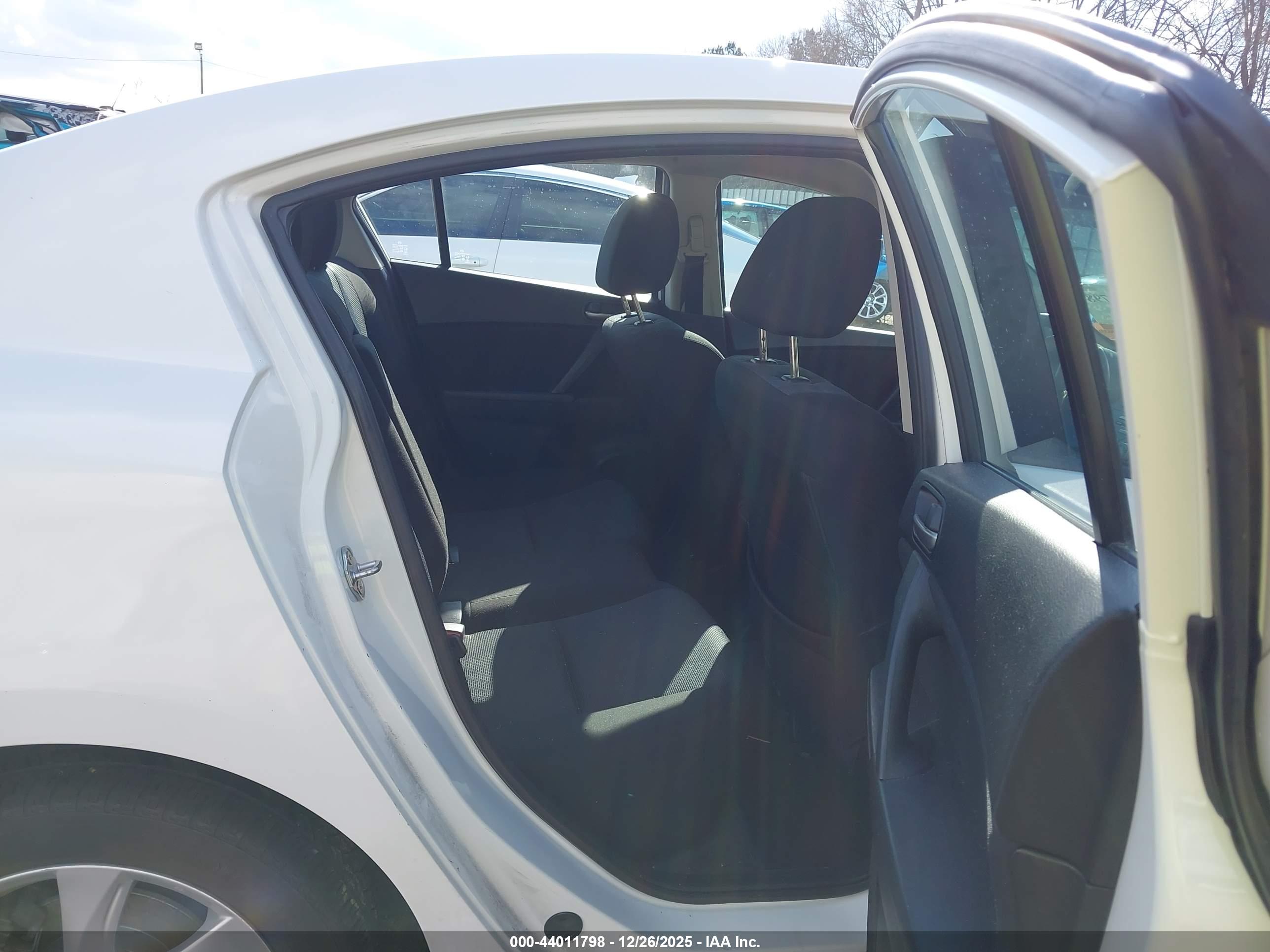 MAZDA MAZDA3 image 8