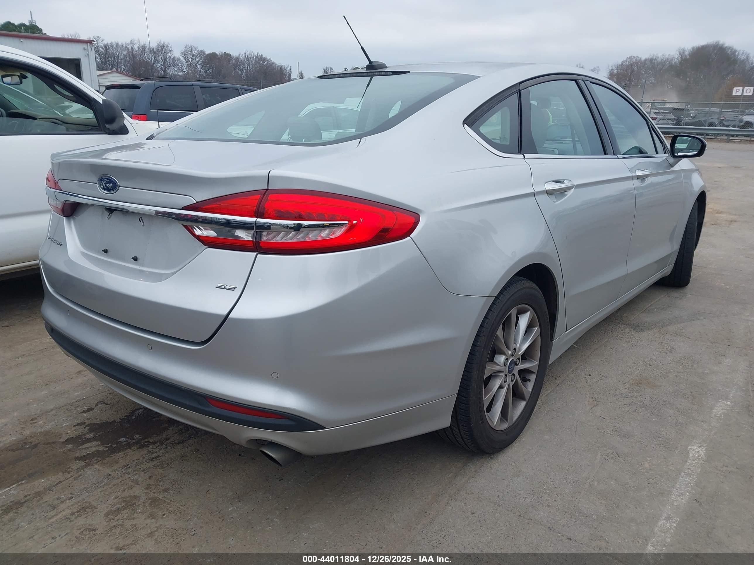 FORD FUSION image 4