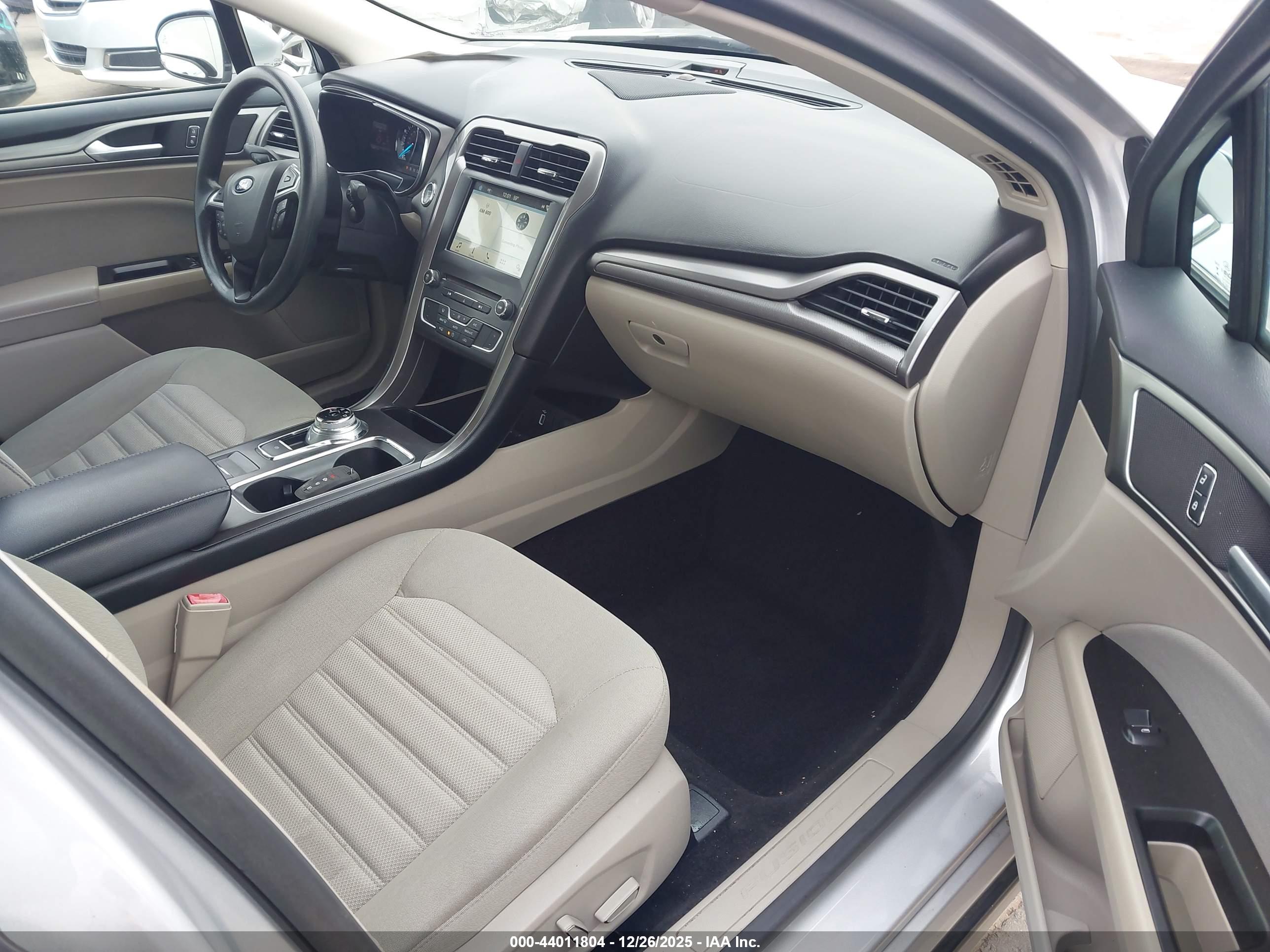 FORD FUSION image 5