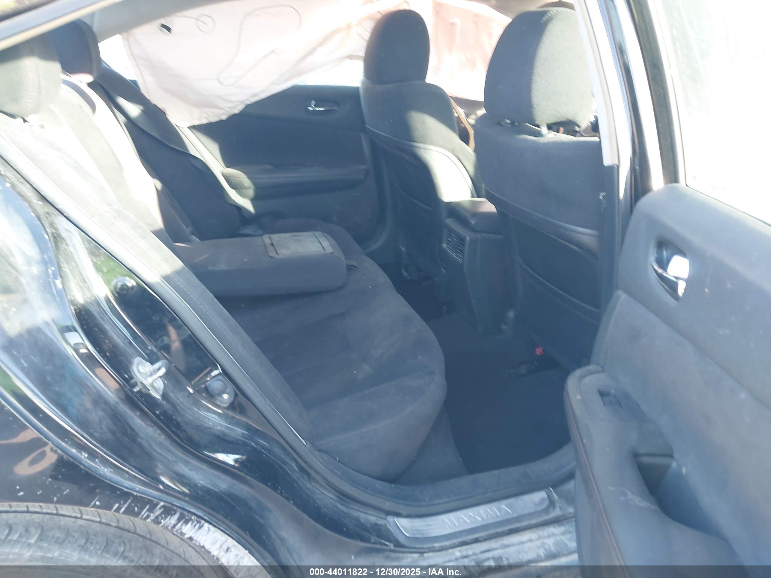 NISSAN MAXIMA image 8