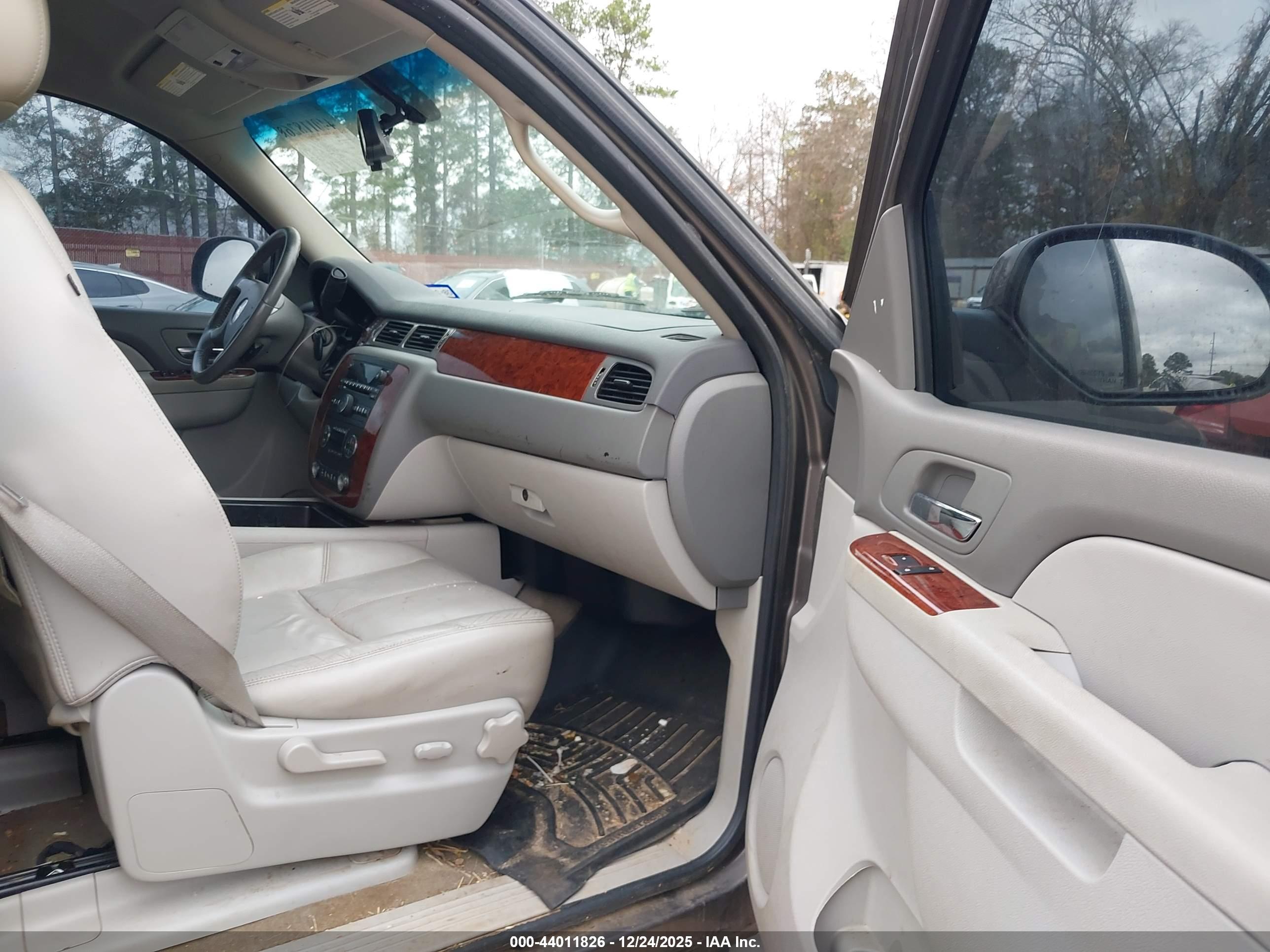 CHEVROLET TAHOE image 5