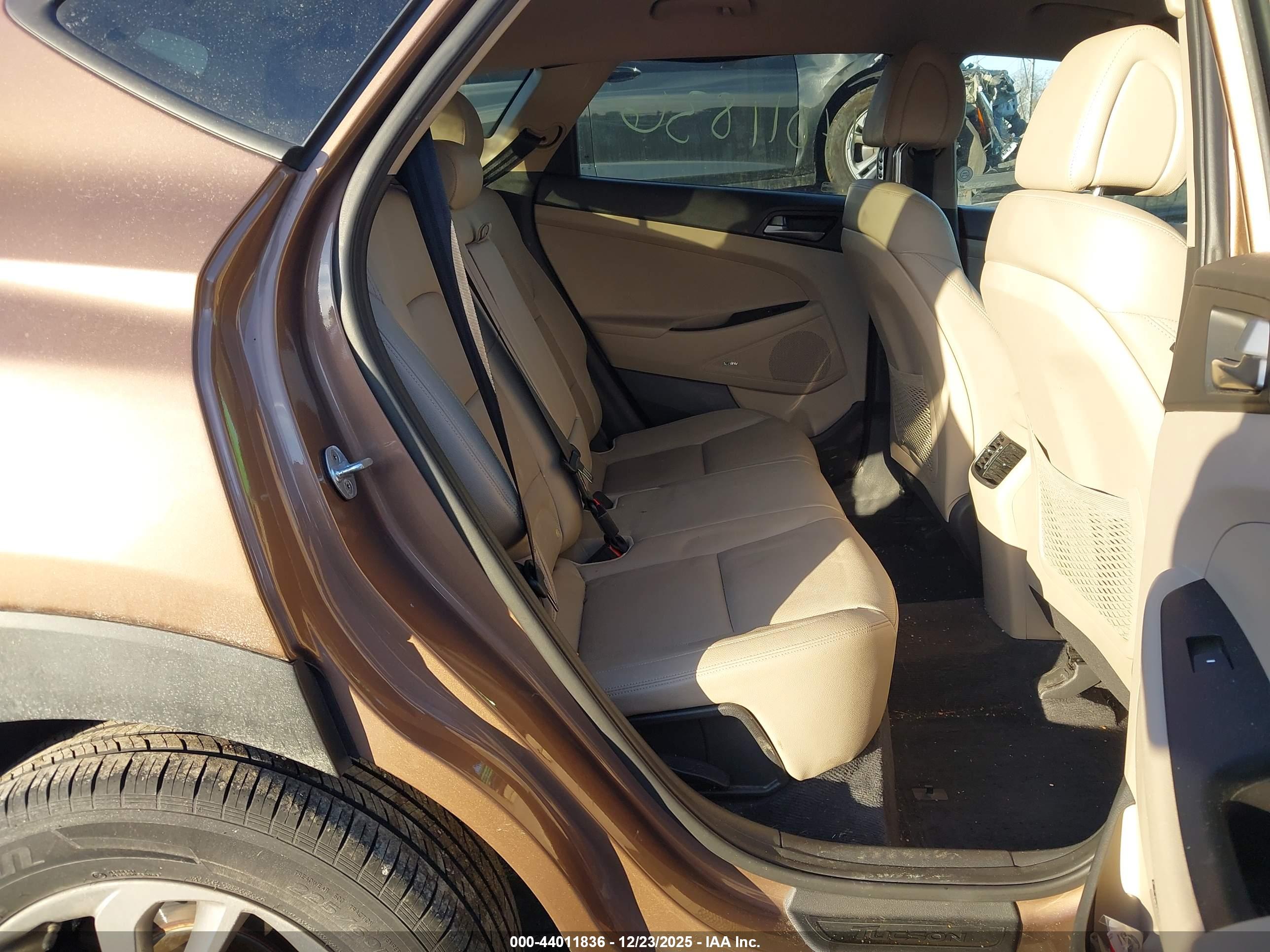 HYUNDAI TUCSON image 8