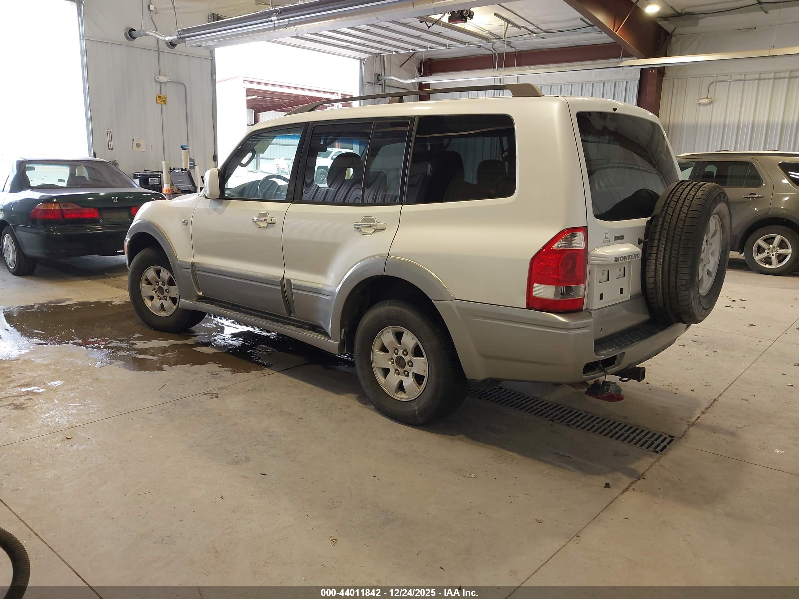 MITSUBISHI MONTERO image 3