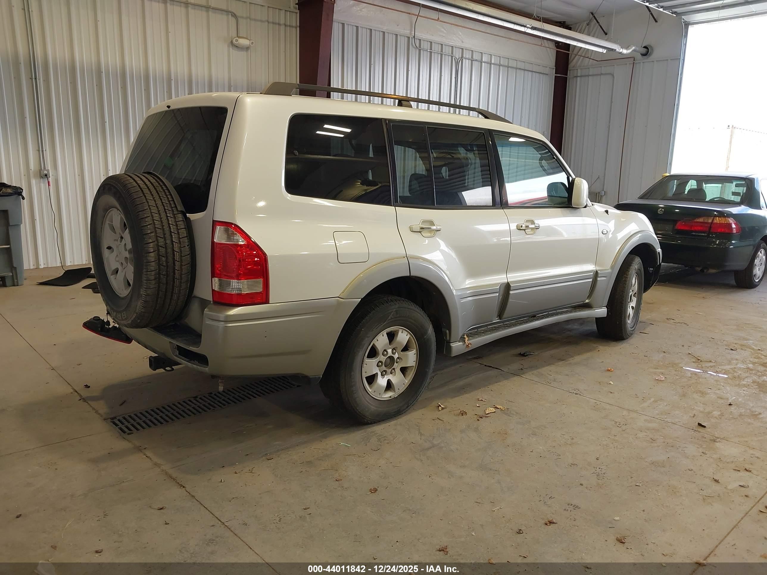 MITSUBISHI MONTERO image 4