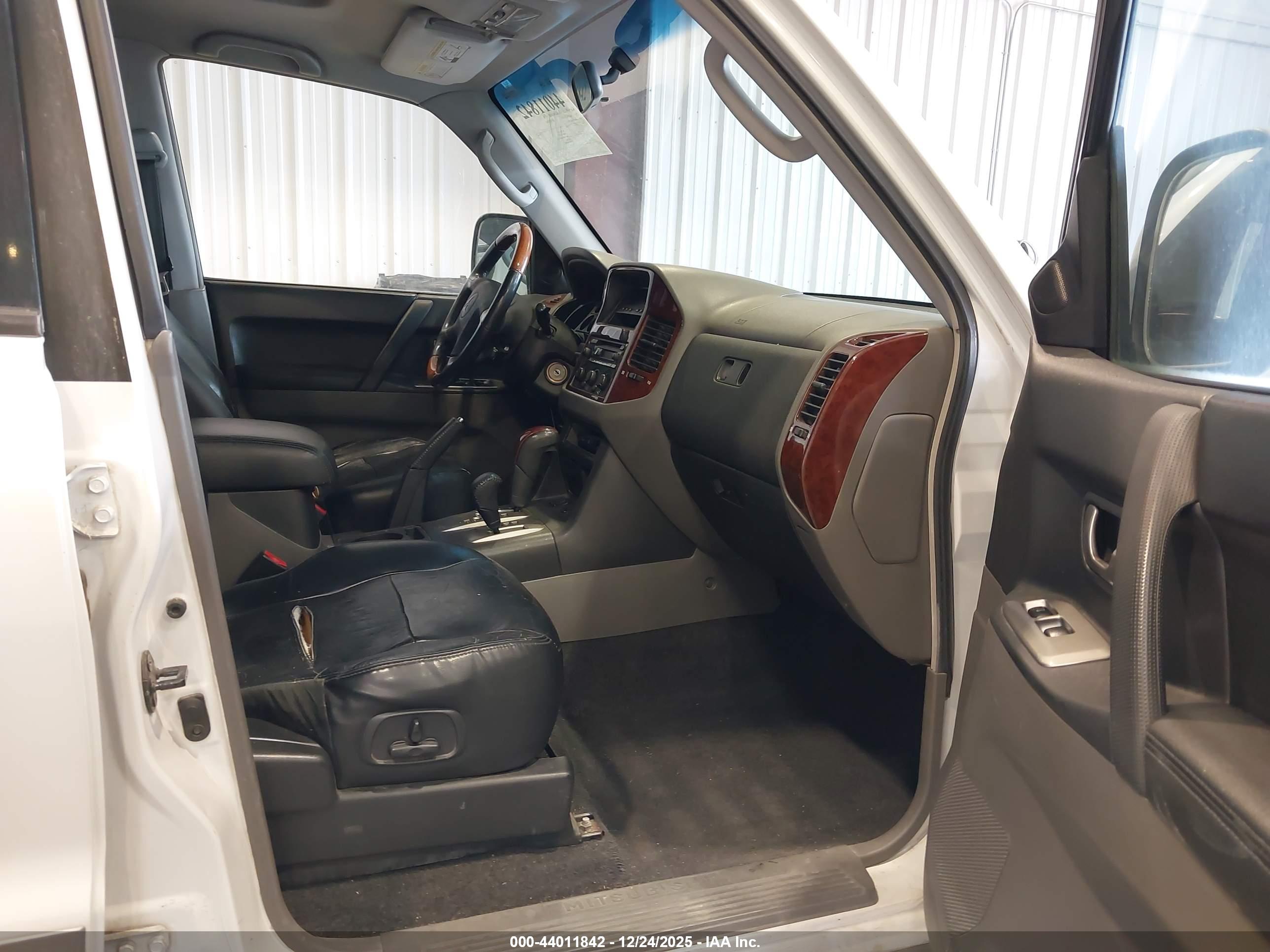 MITSUBISHI MONTERO image 5