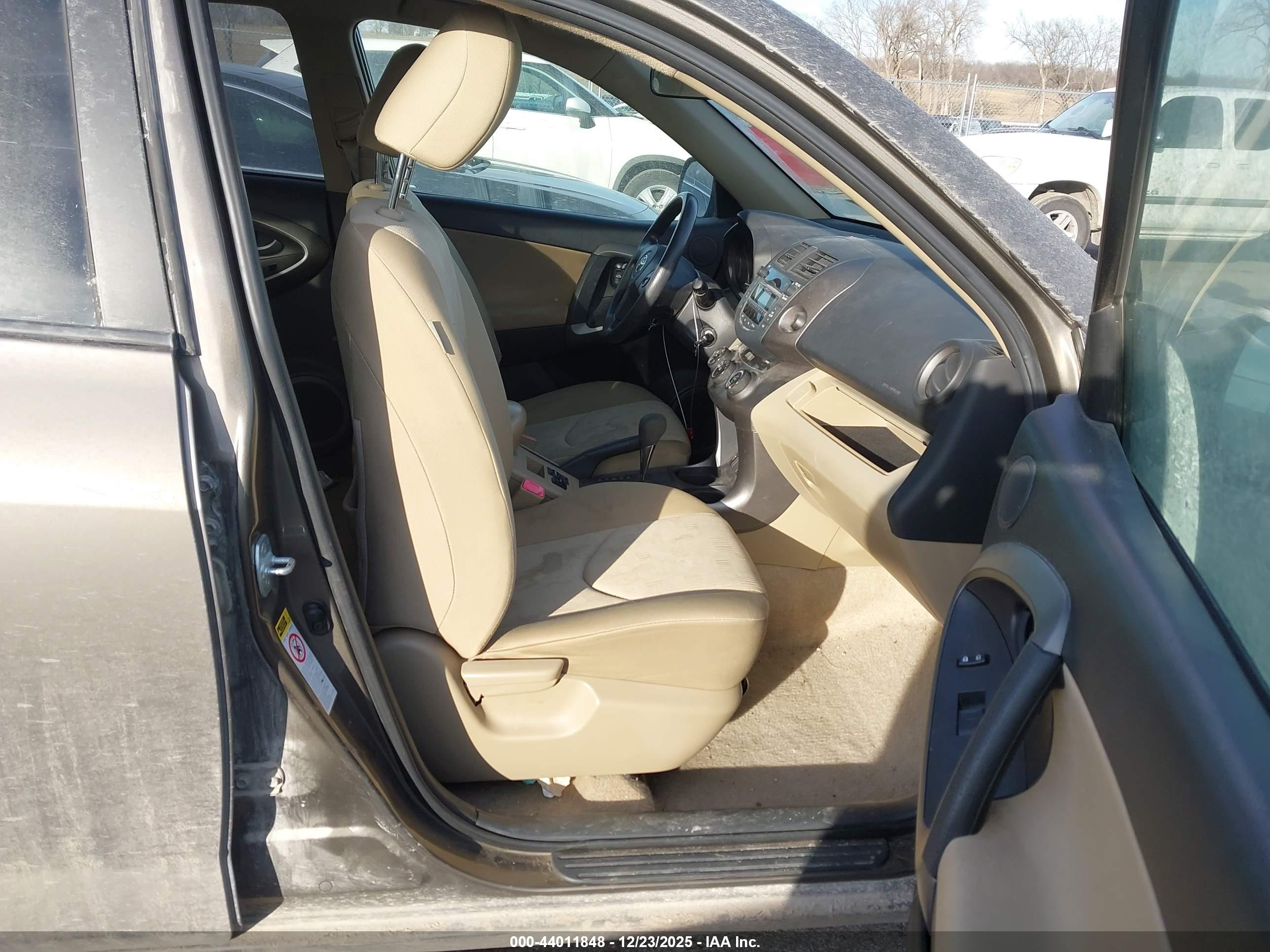 TOYOTA RAV4 image 5
