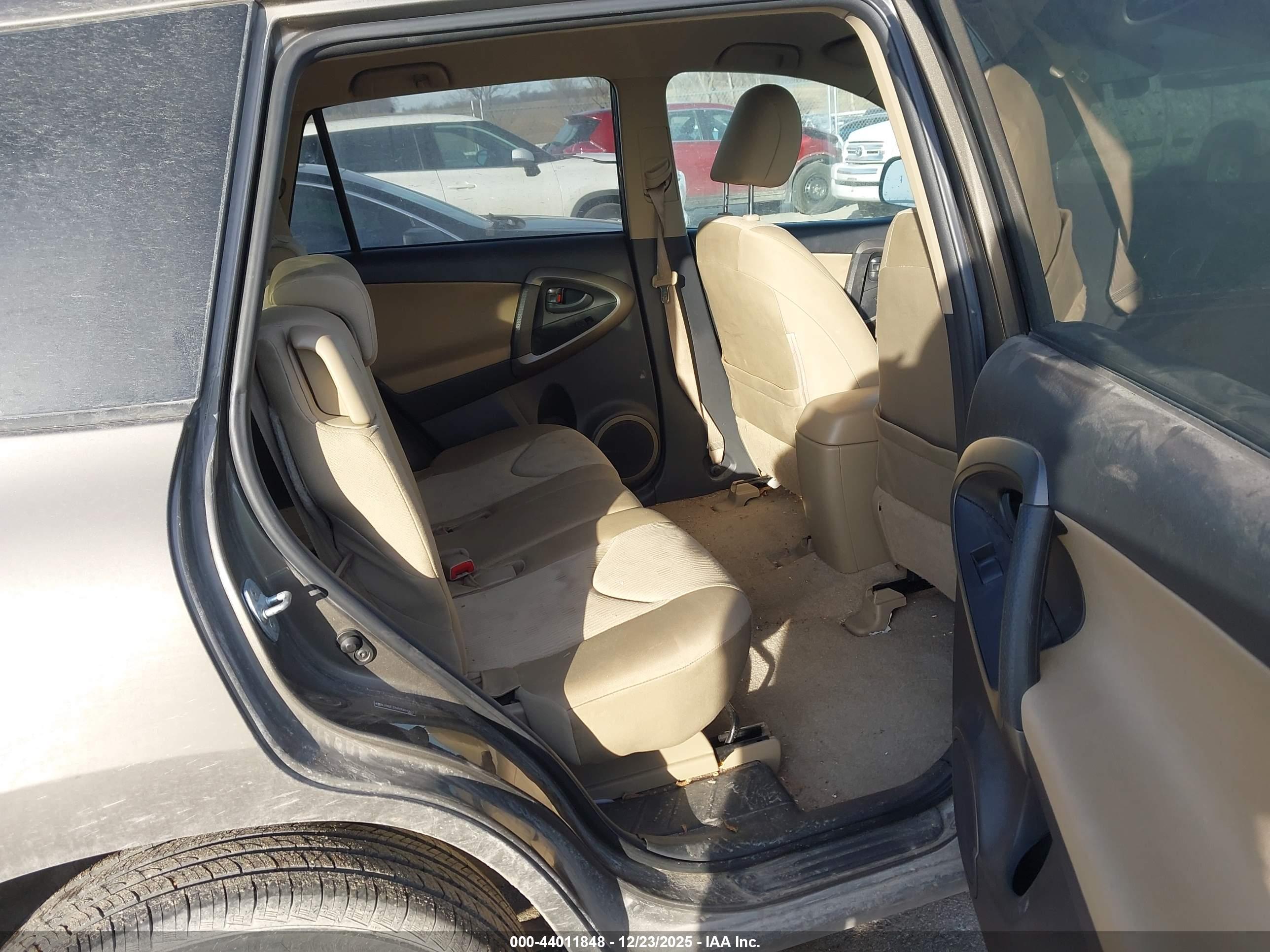 TOYOTA RAV4 image 8