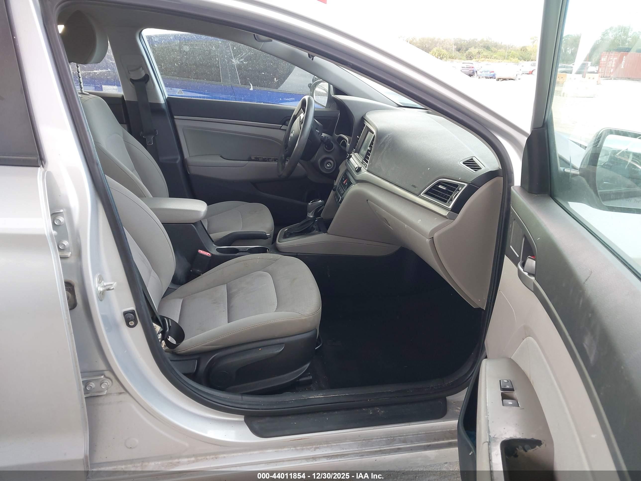 HYUNDAI ELANTRA image 5