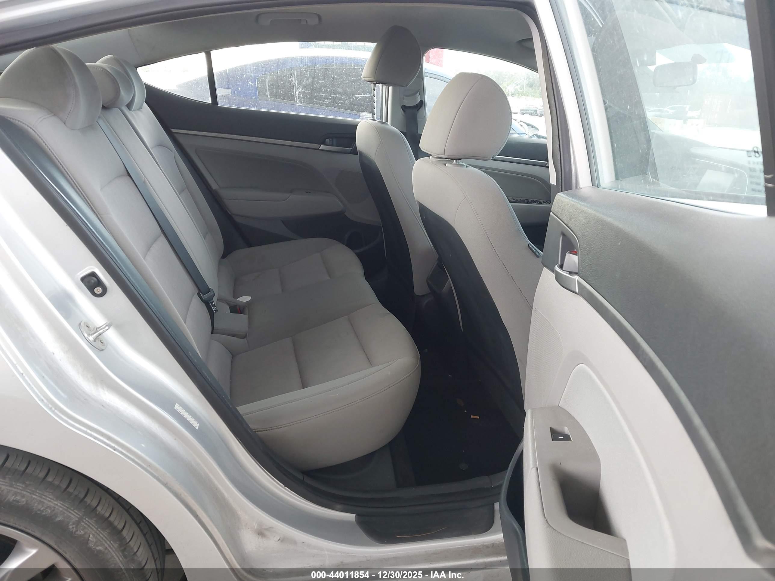HYUNDAI ELANTRA image 8