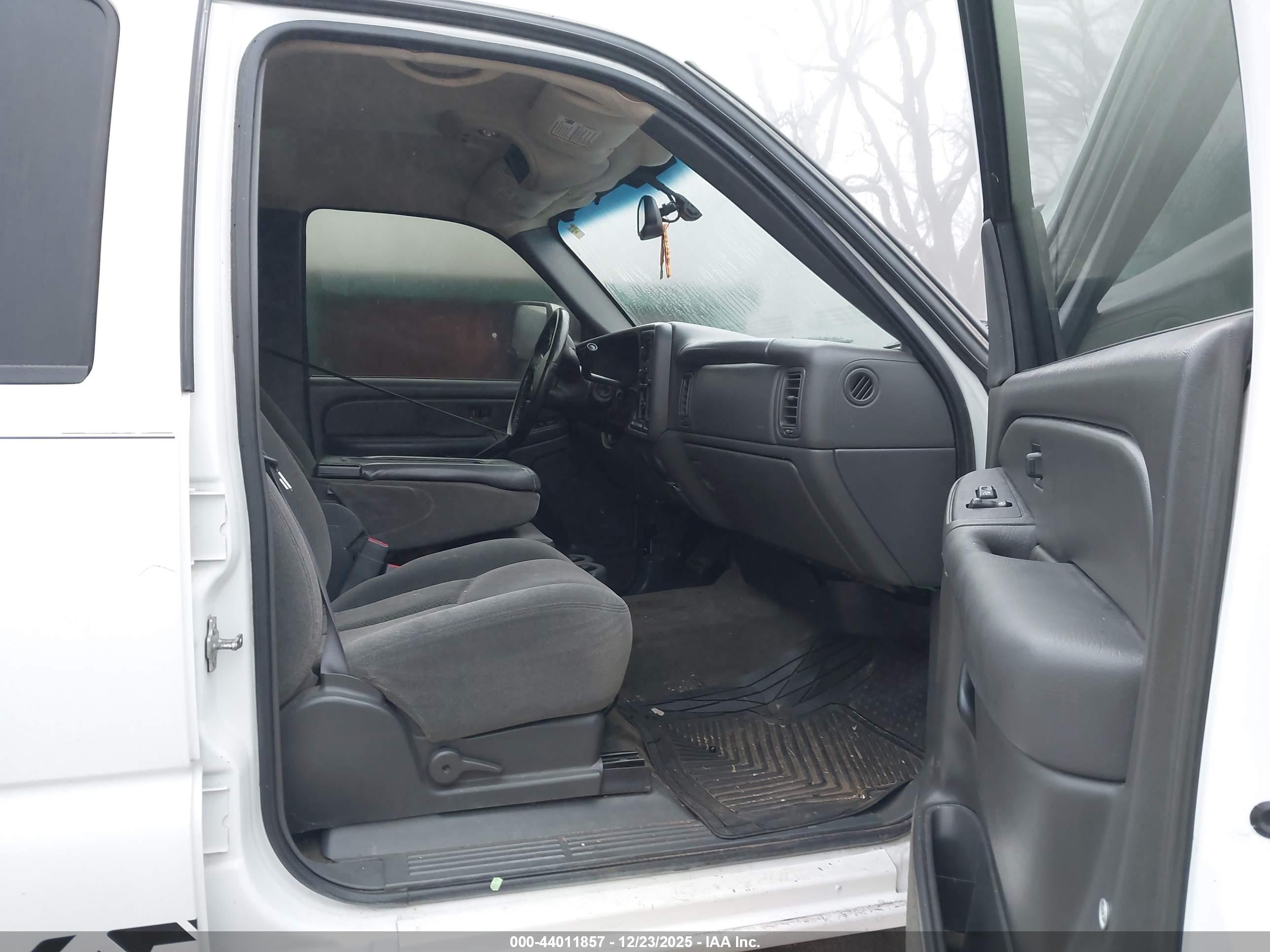 CHEVROLET SILVERADO image 5
