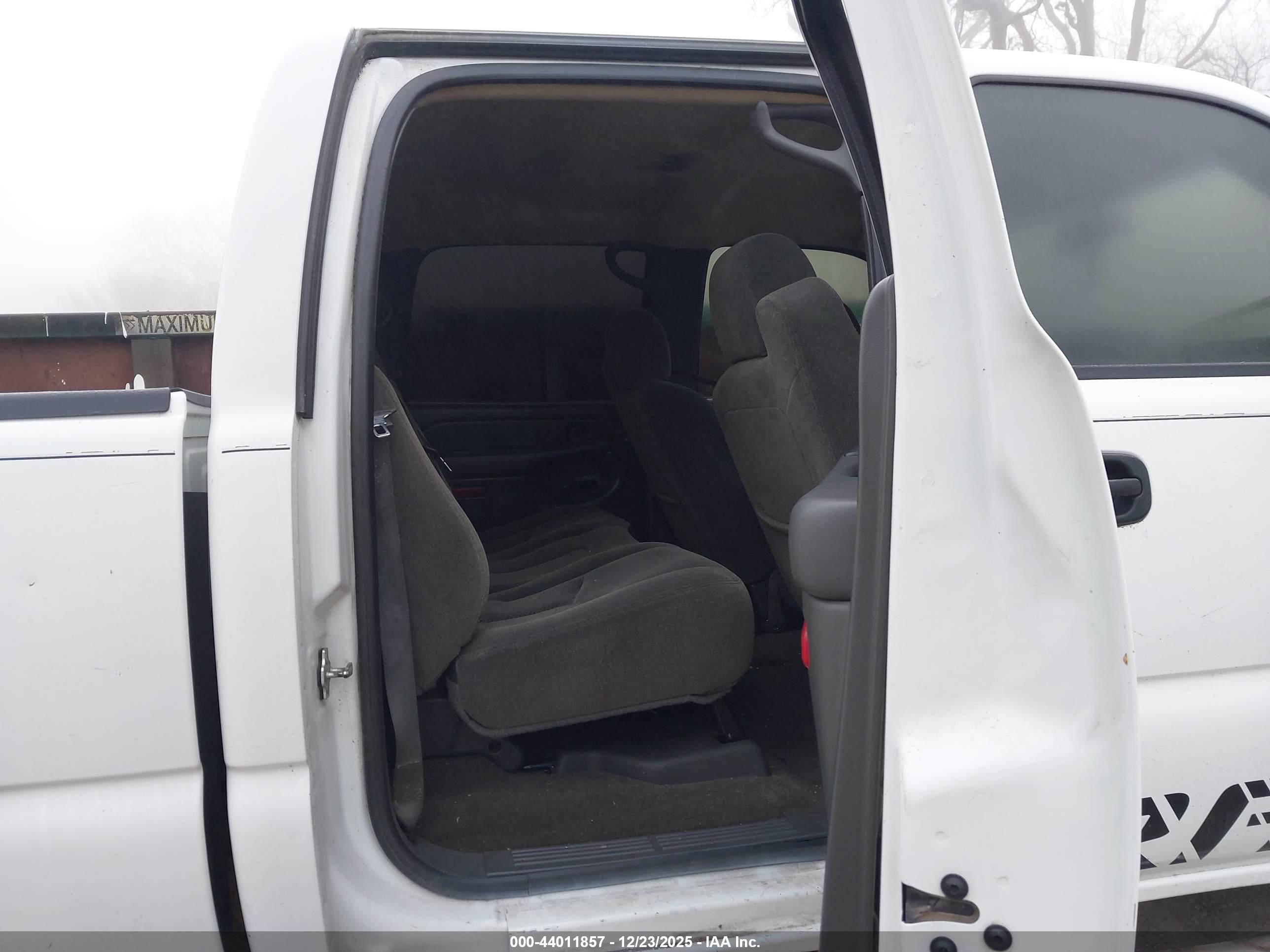 CHEVROLET SILVERADO image 8