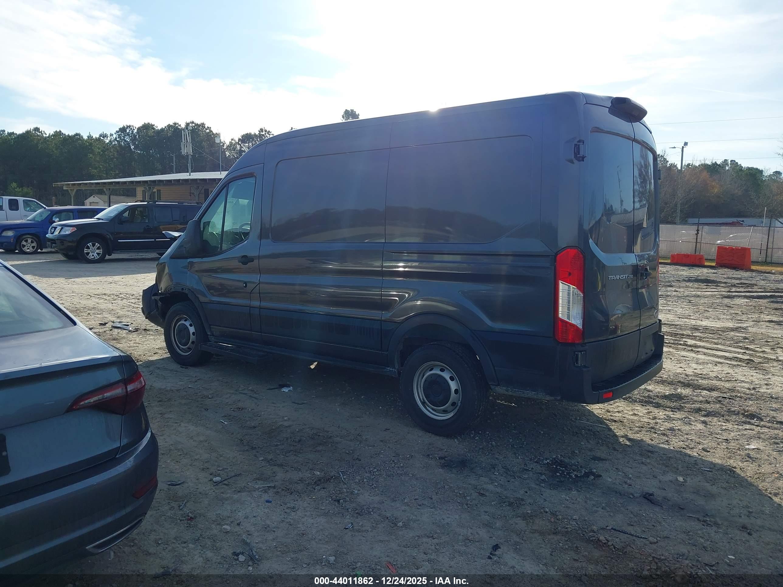 FORD TRANSIT-250 image 3