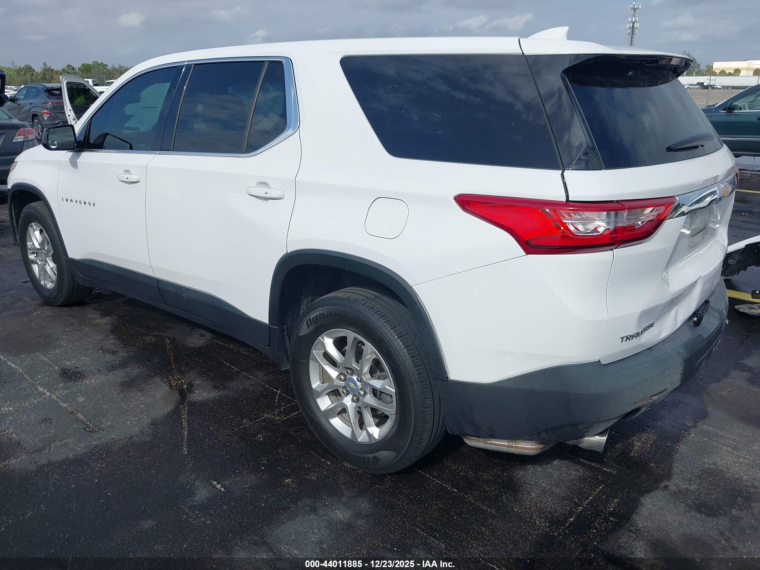 CHEVROLET TRAVERSE image 3