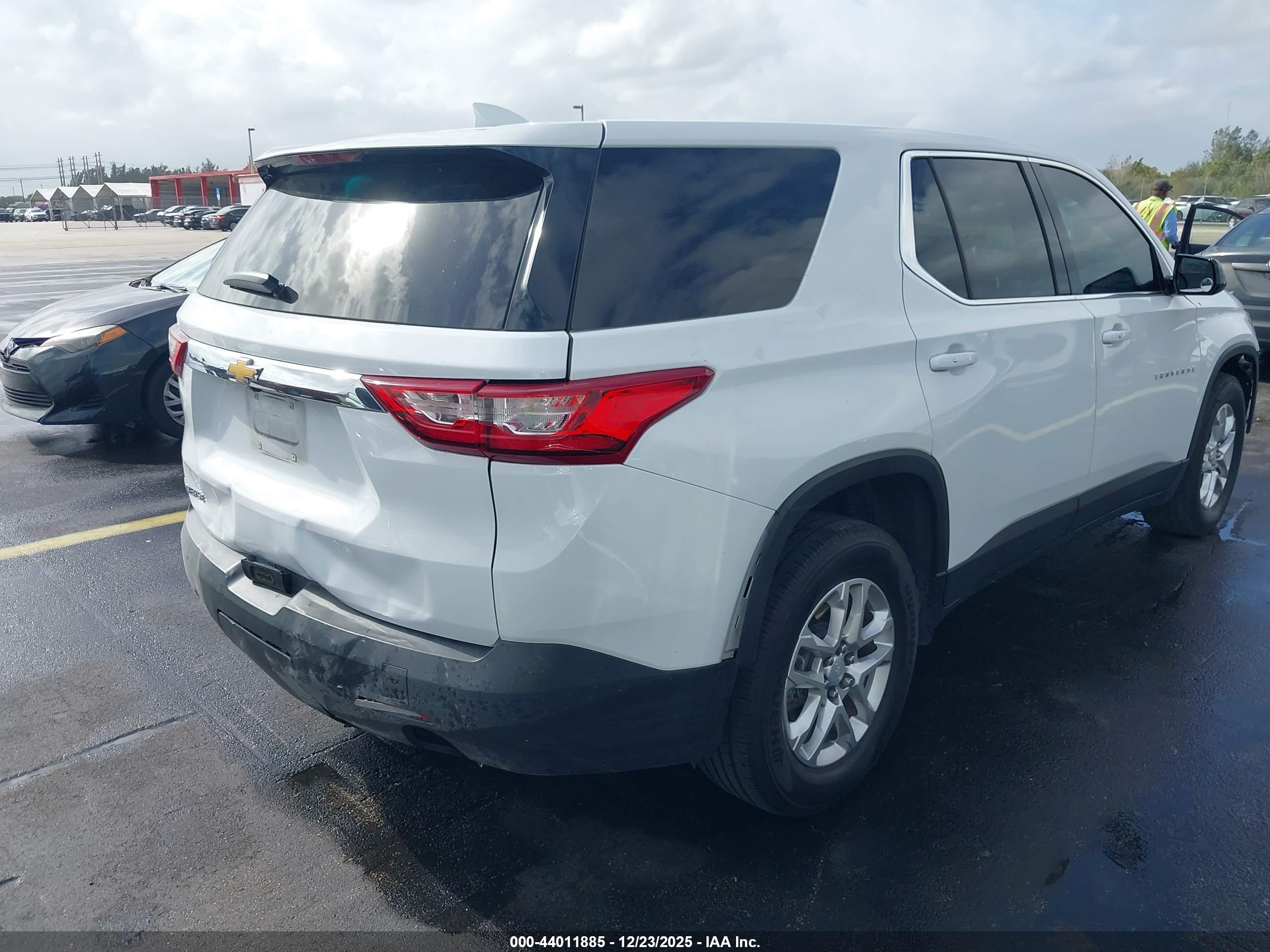 CHEVROLET TRAVERSE image 4