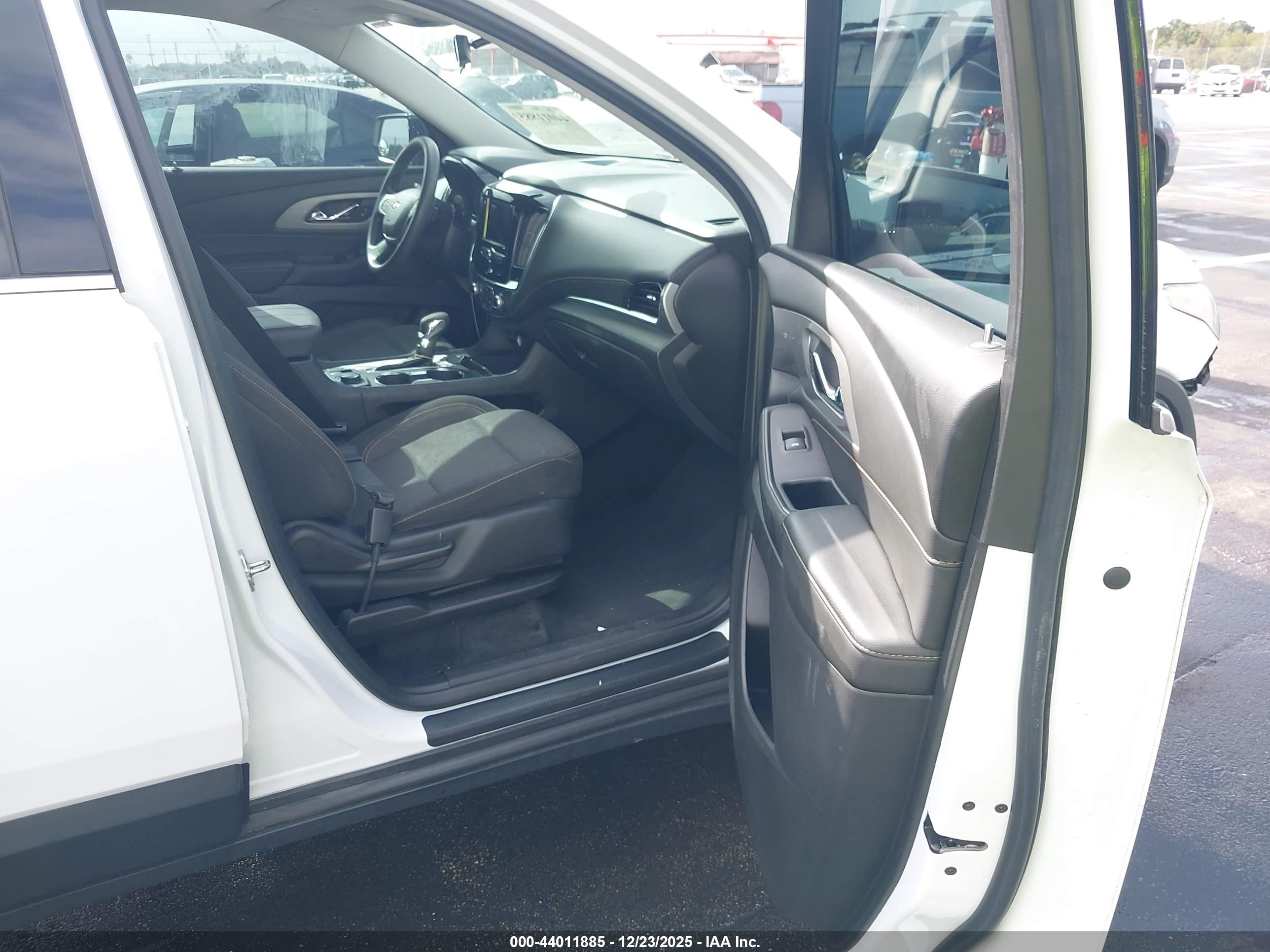 CHEVROLET TRAVERSE image 5
