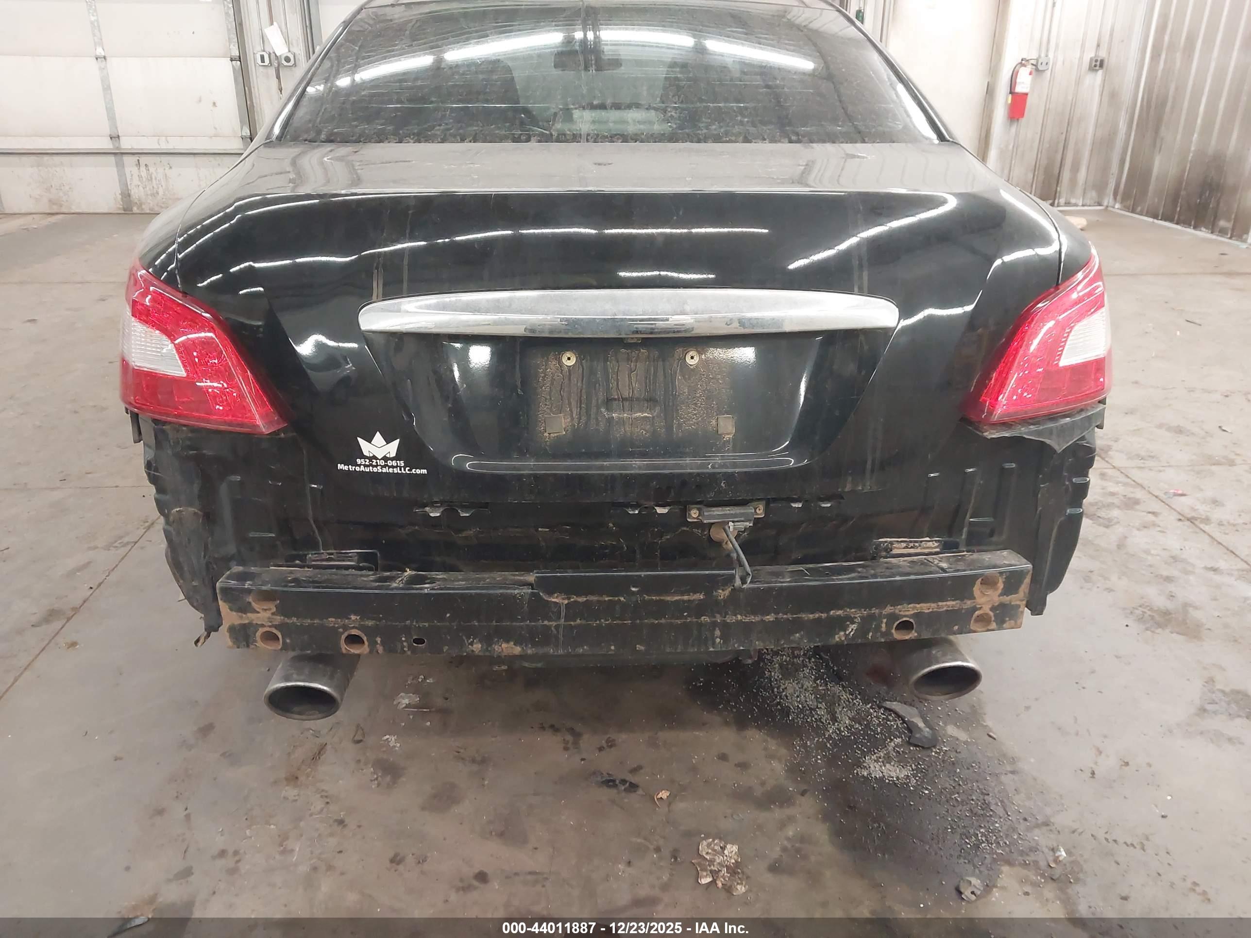 NISSAN MAXIMA image 6