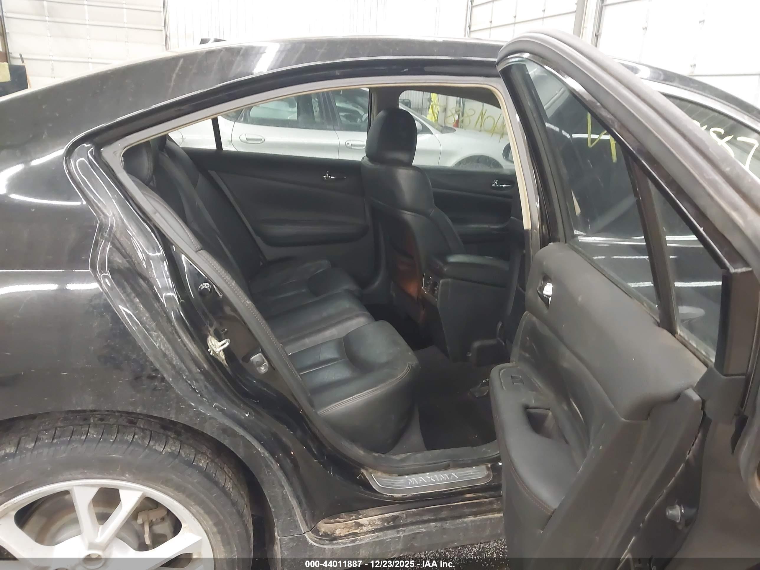 NISSAN MAXIMA image 8