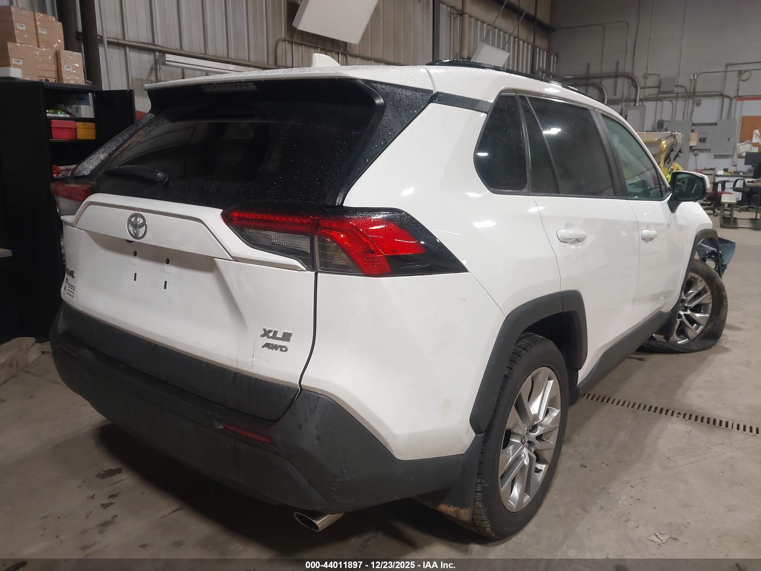 TOYOTA RAV4 image 4