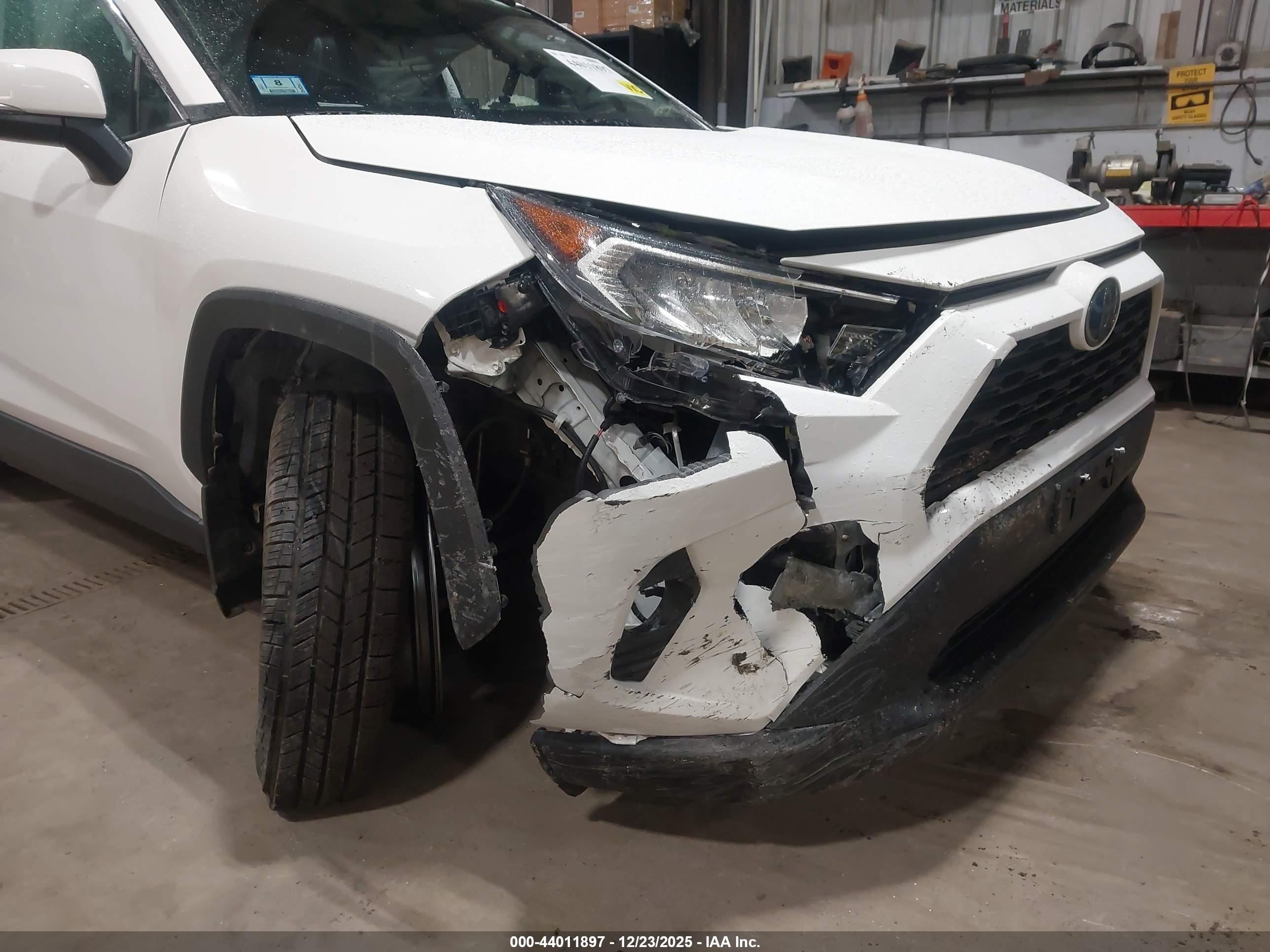 TOYOTA RAV4 image 6