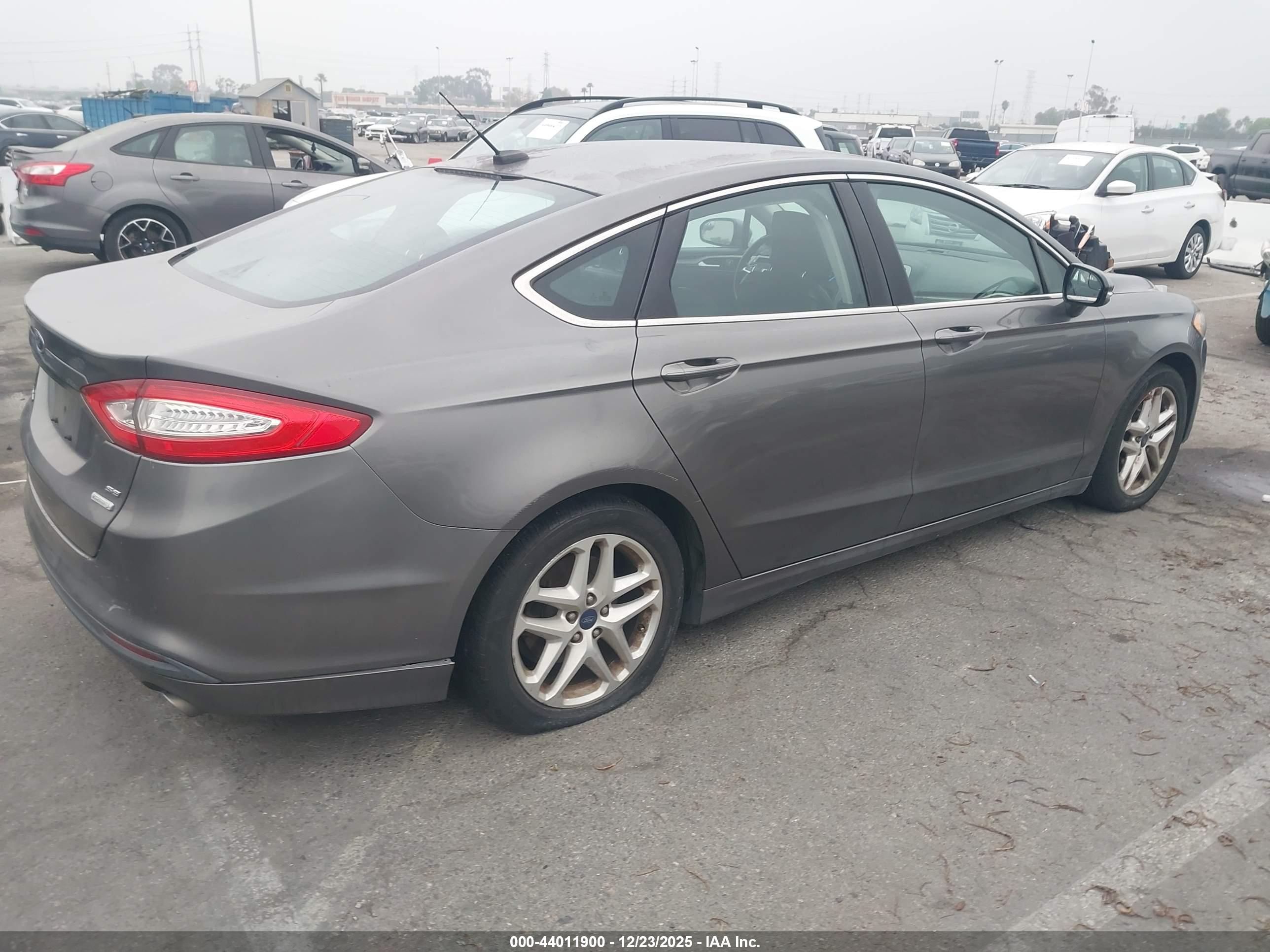 FORD FUSION image 4