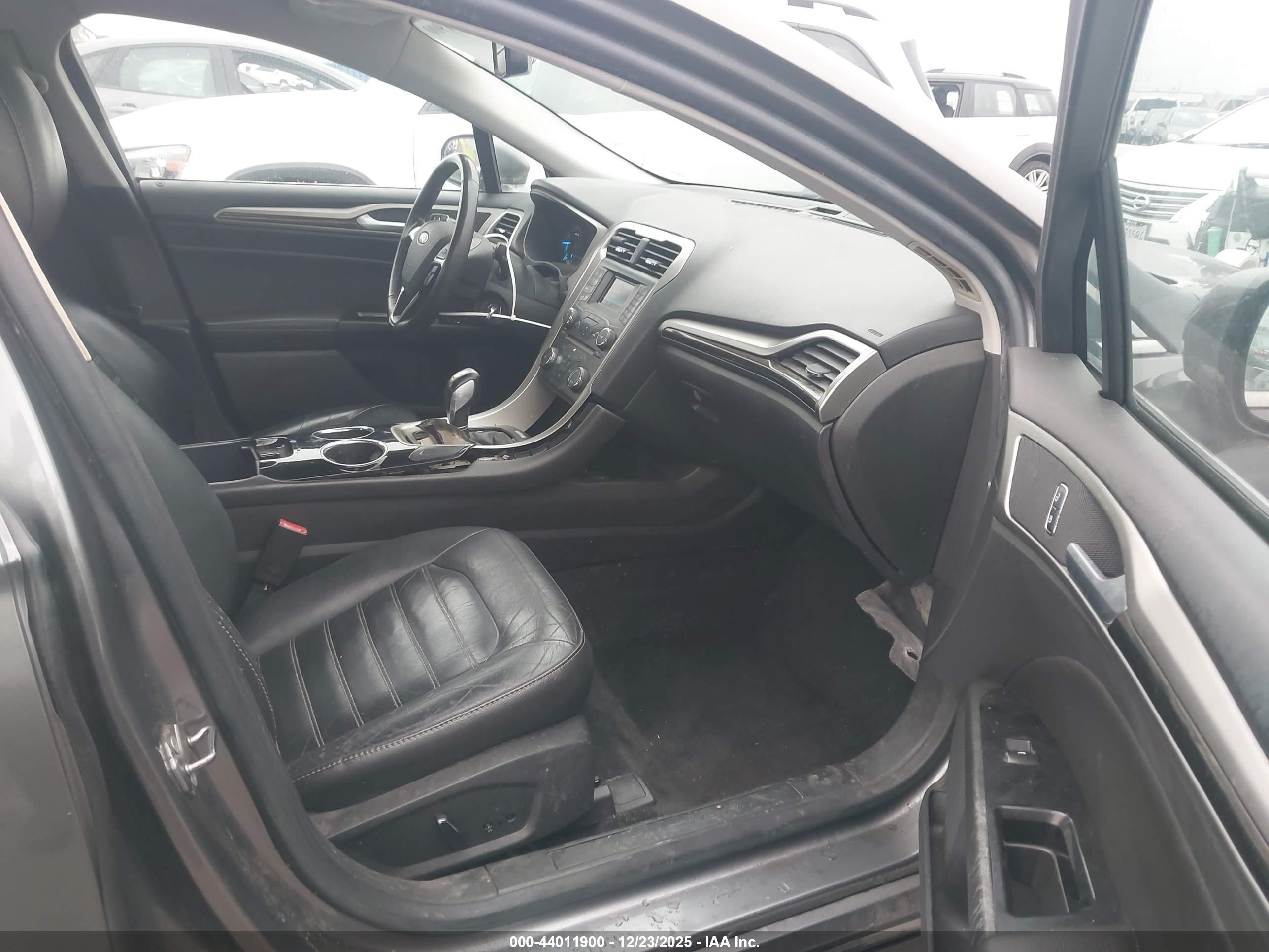 FORD FUSION image 5