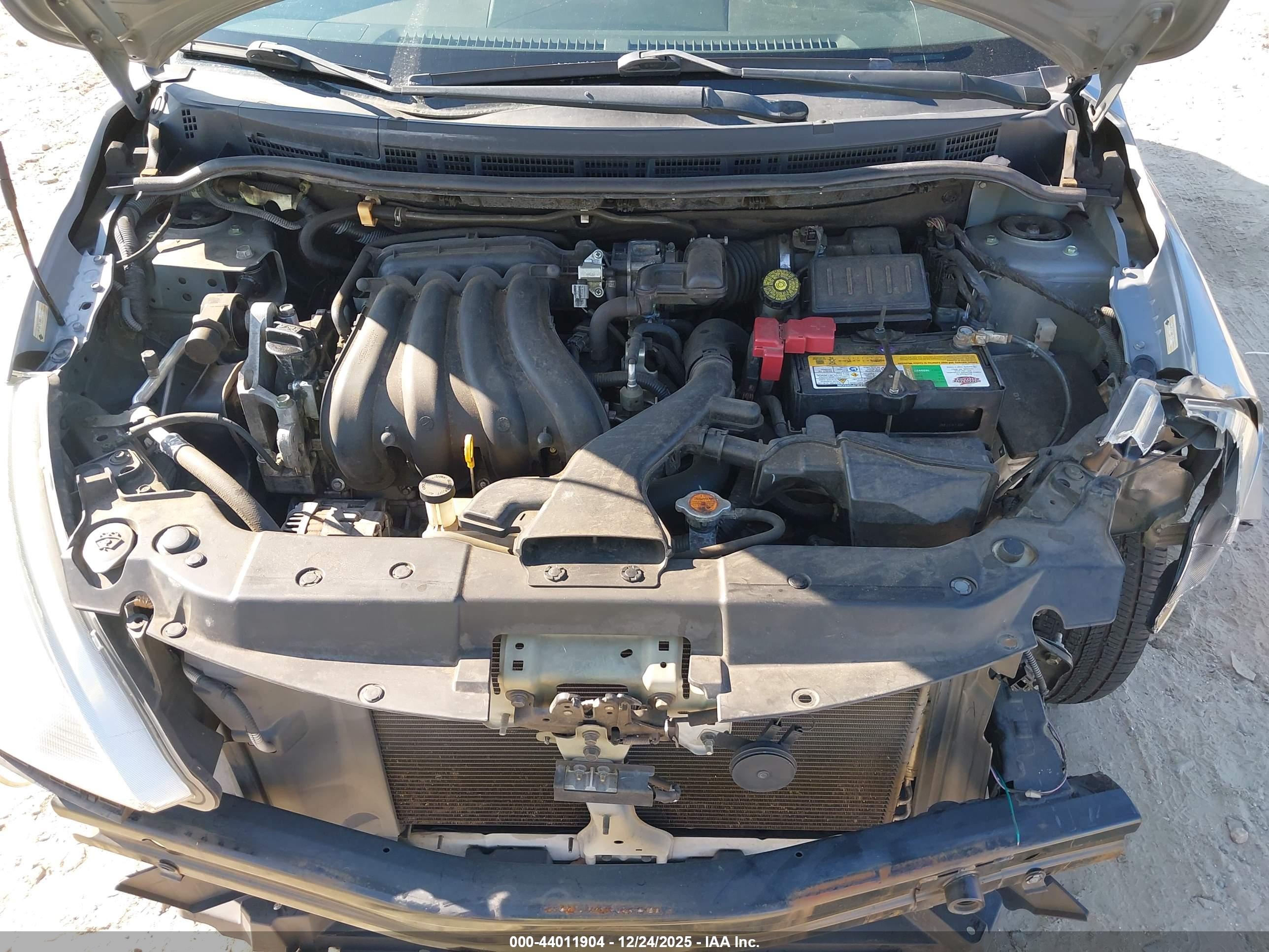 NISSAN VERSA image 10