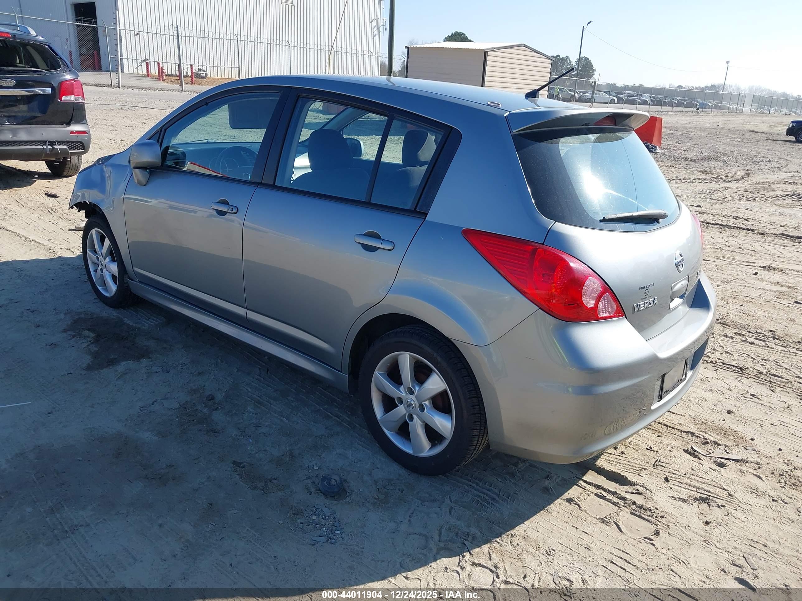 NISSAN VERSA image 3