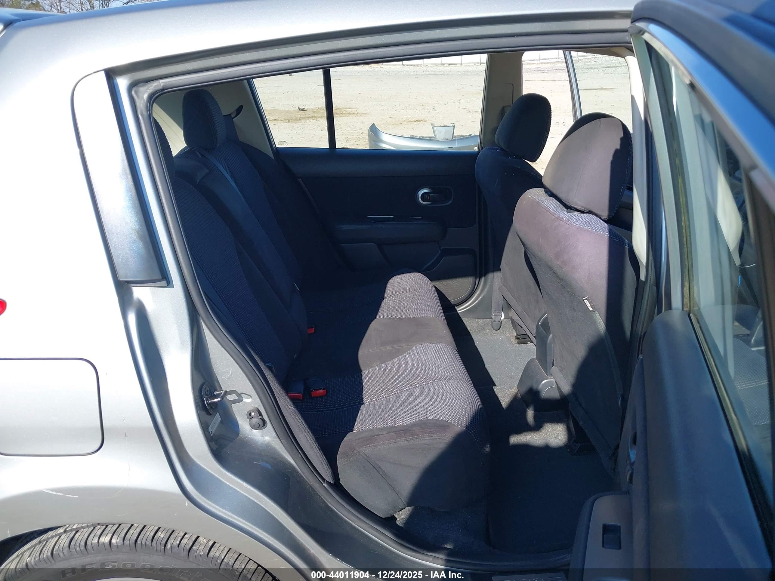 NISSAN VERSA image 8