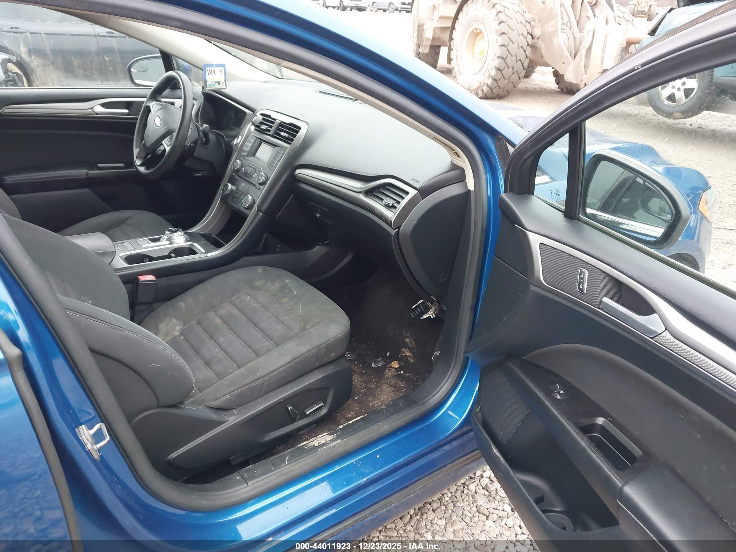 FORD FUSION image 5