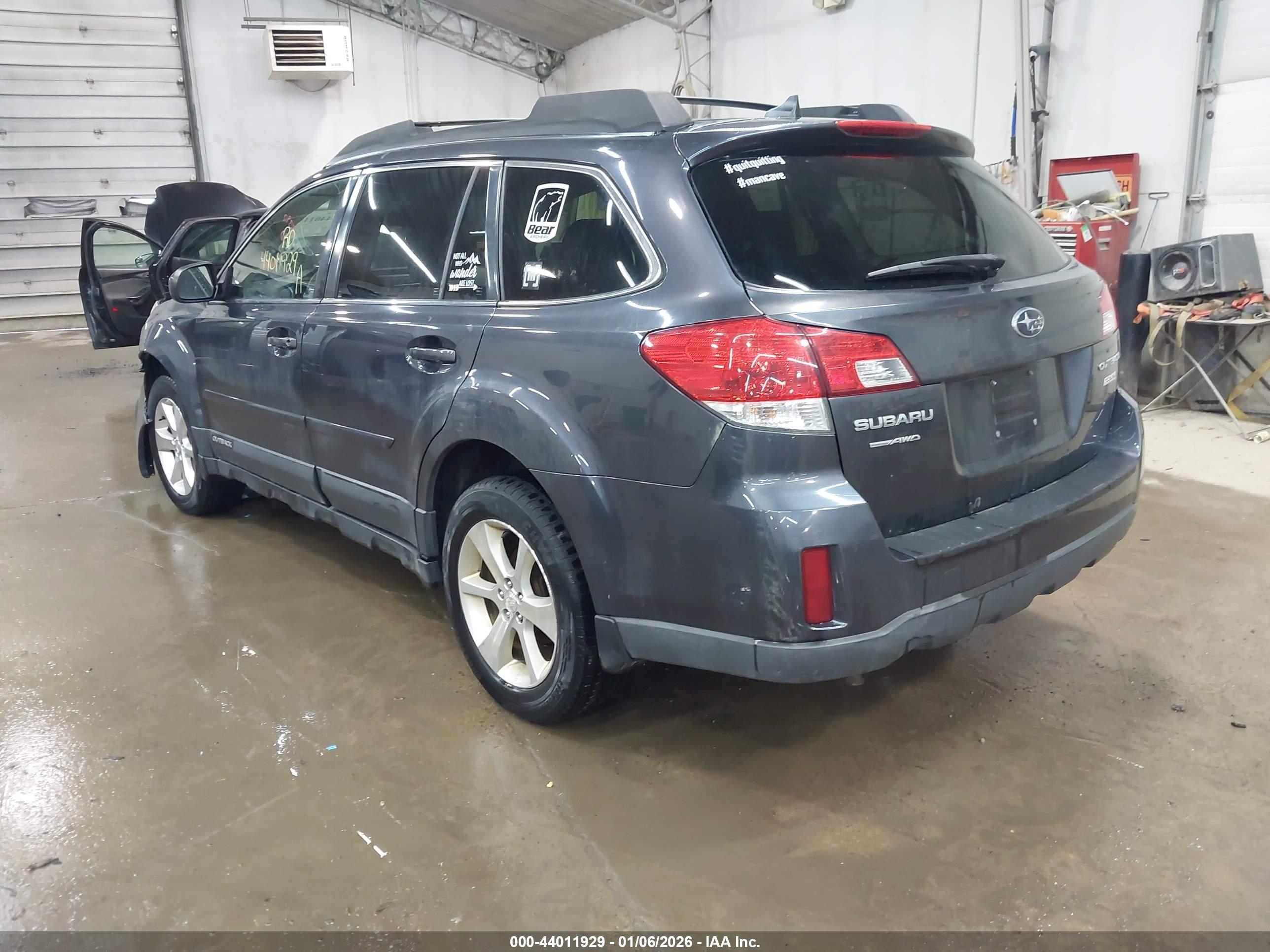 SUBARU OUTBACK image 3