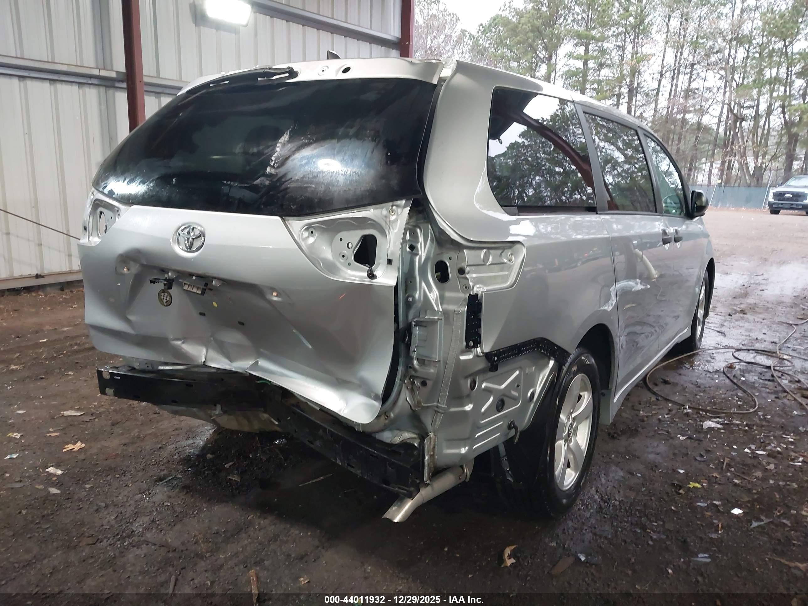 TOYOTA SIENNA image 4