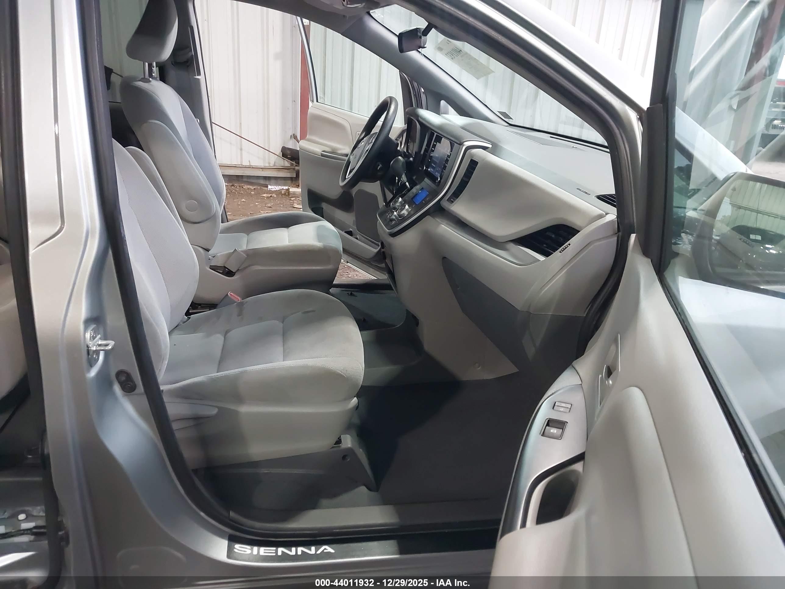 TOYOTA SIENNA image 5