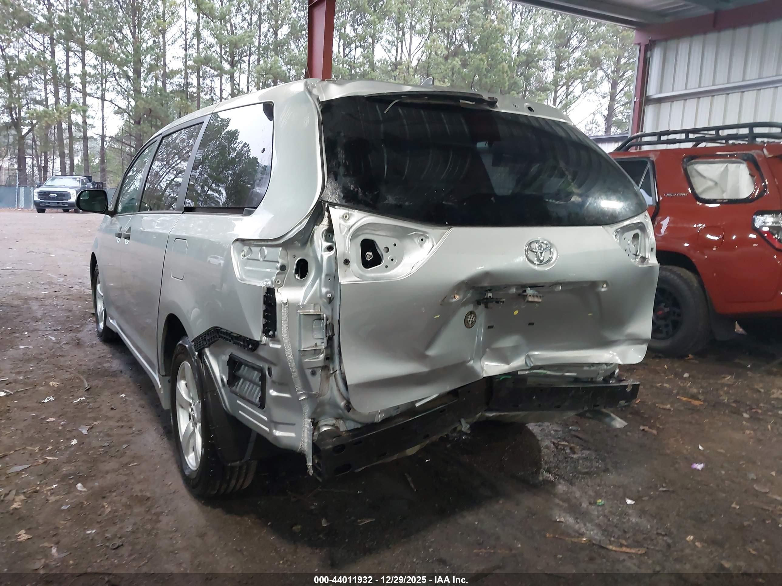 TOYOTA SIENNA image 6