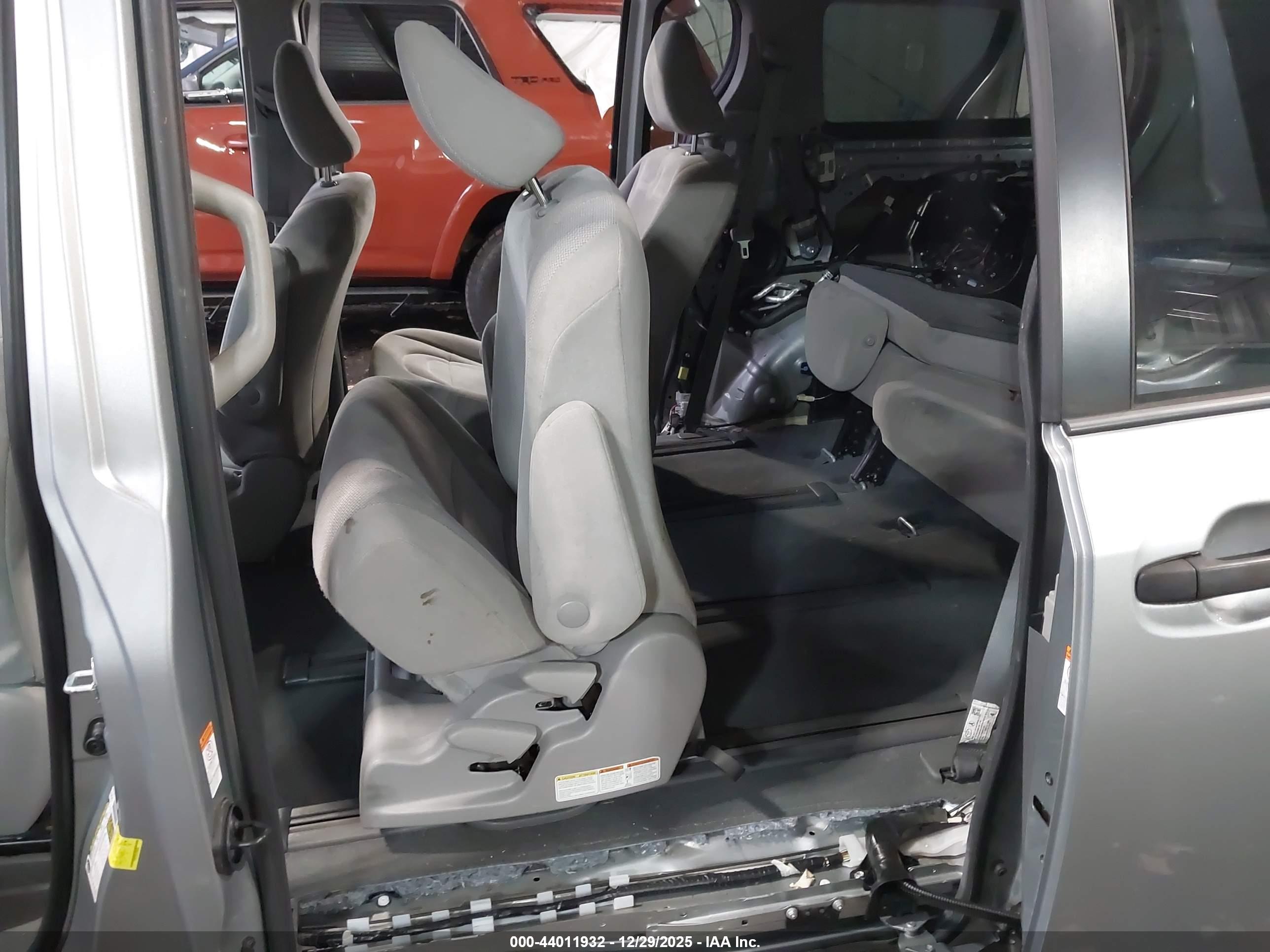 TOYOTA SIENNA image 8