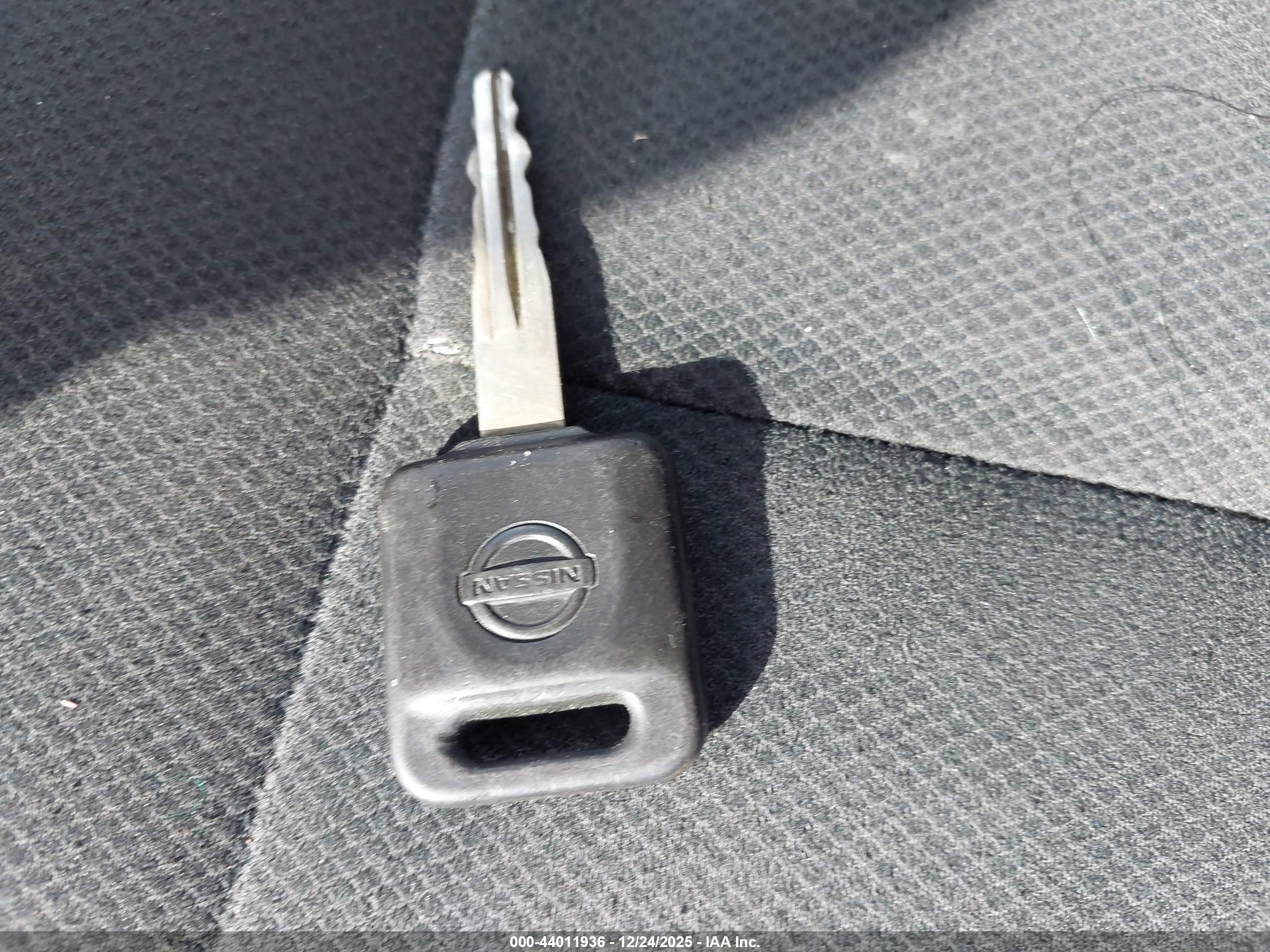 NISSAN VERSA image 11