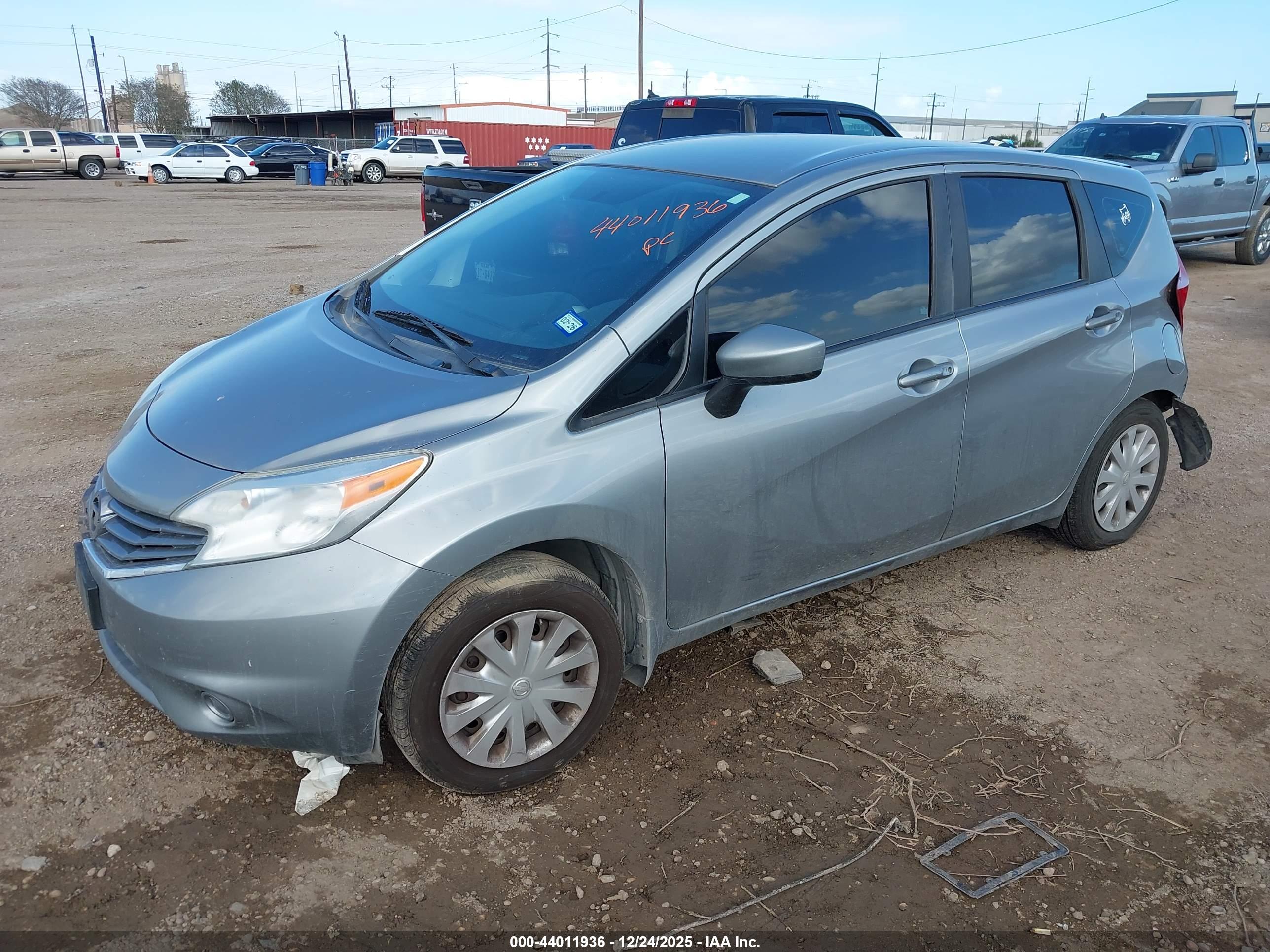 NISSAN VERSA image 2
