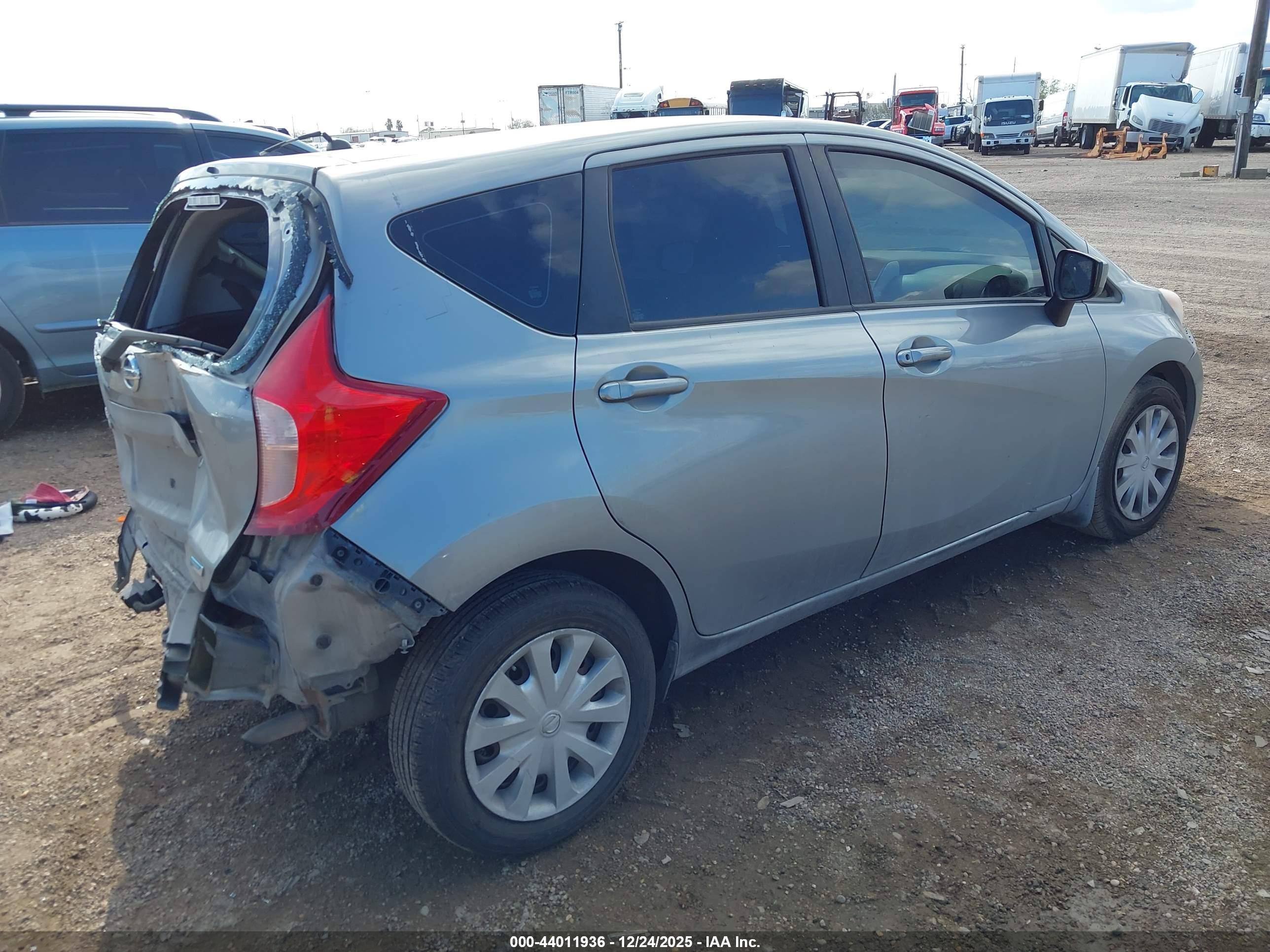 NISSAN VERSA image 4
