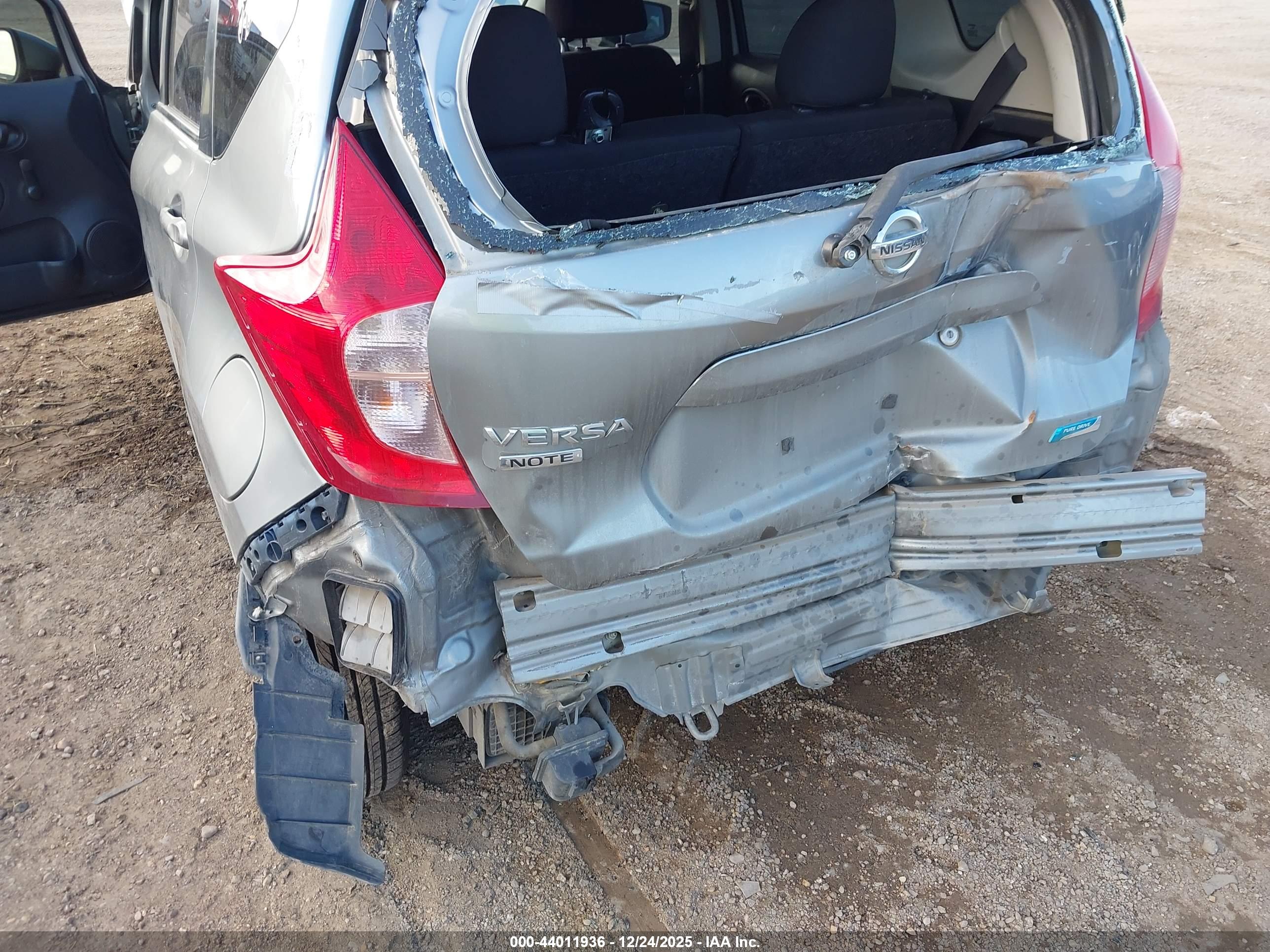 NISSAN VERSA image 6