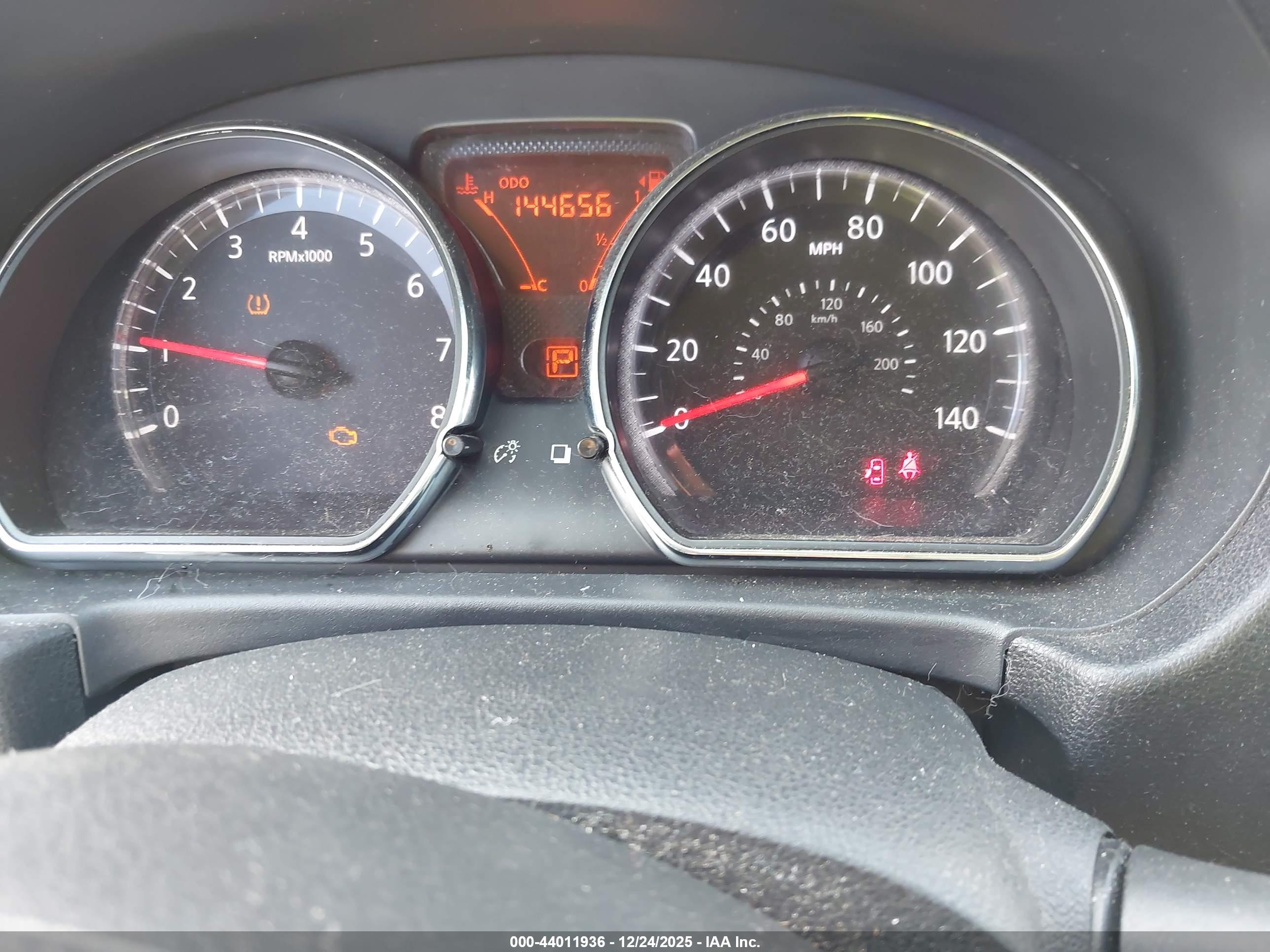 NISSAN VERSA image 7
