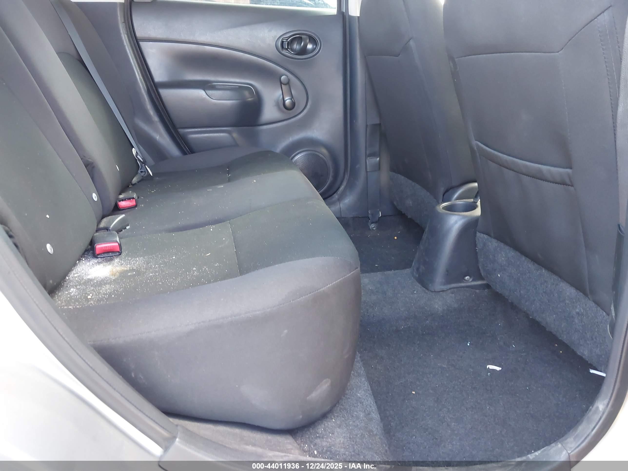 NISSAN VERSA image 8