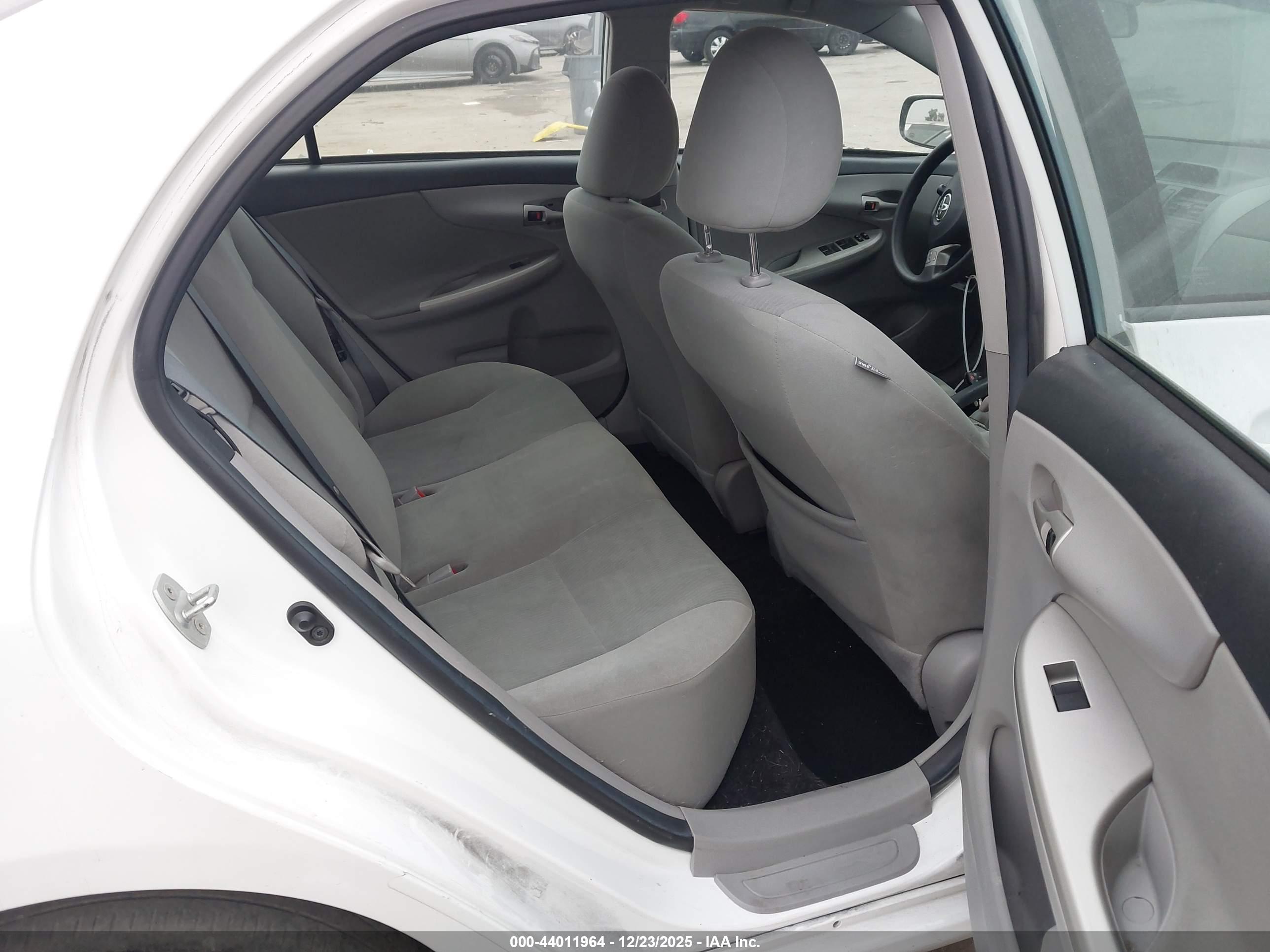 TOYOTA COROLLA image 8